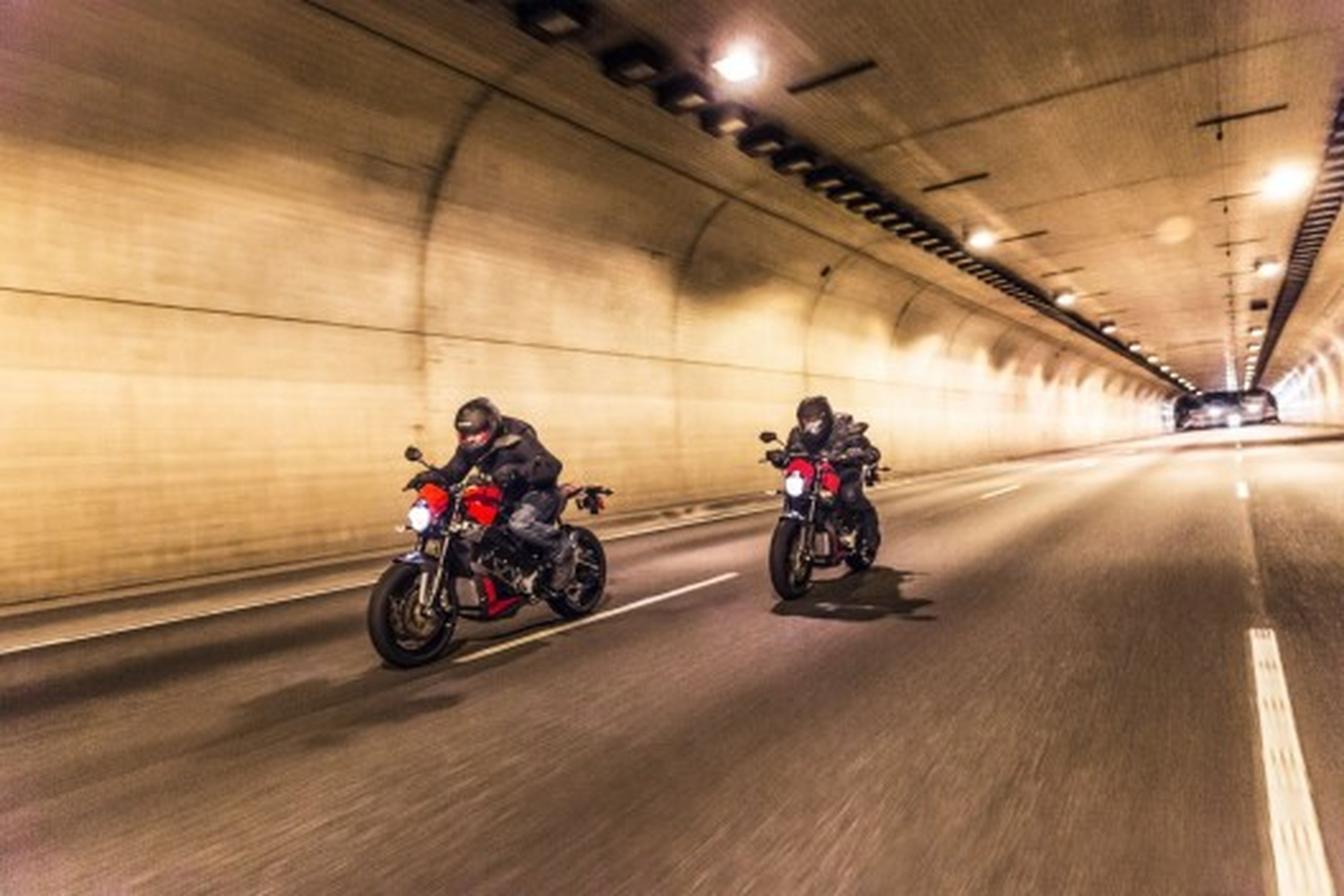 Victory Empulse TT:moto deportiva eléctrica a la americana