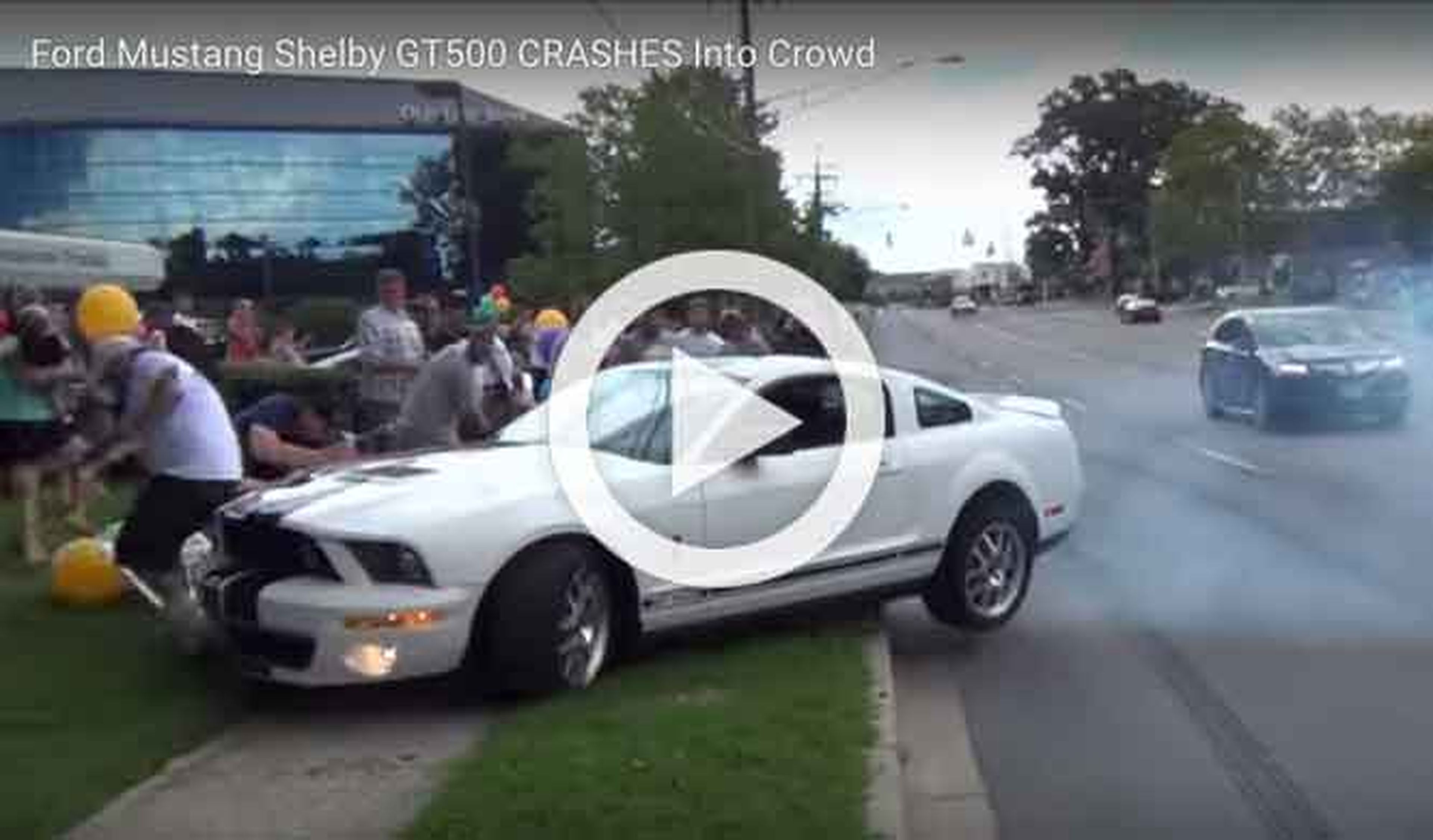 El conductor de este Mustang Shelby GT500 es idiota