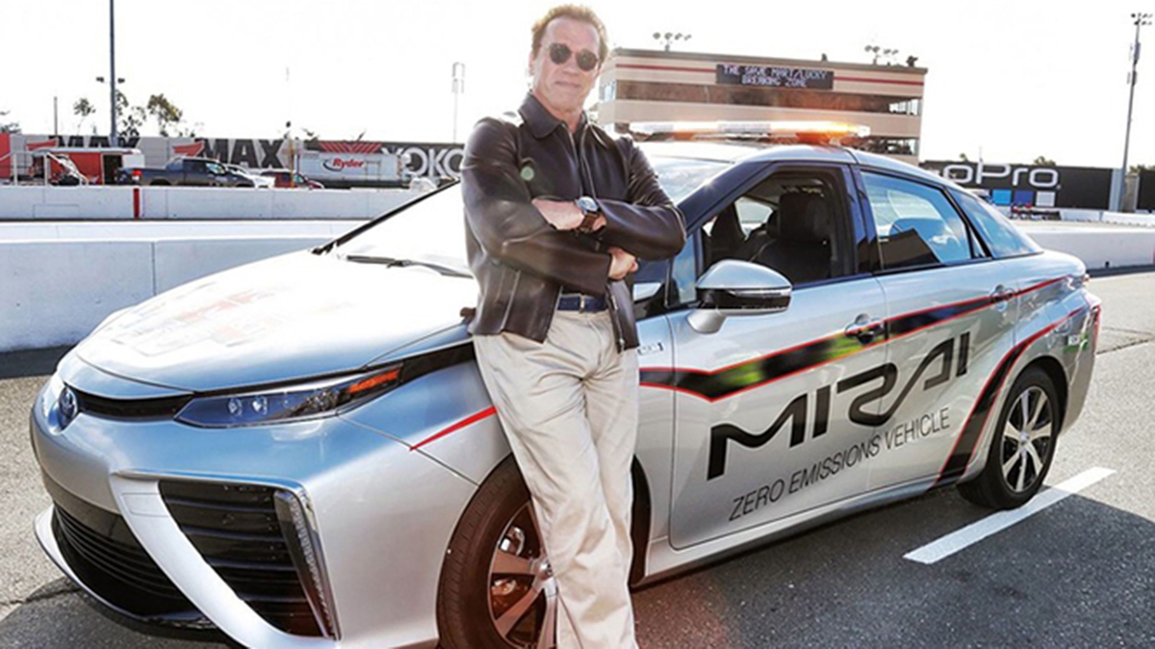 Arnold Schwarzenegger, con el Toyota Mirai en la NASCAR