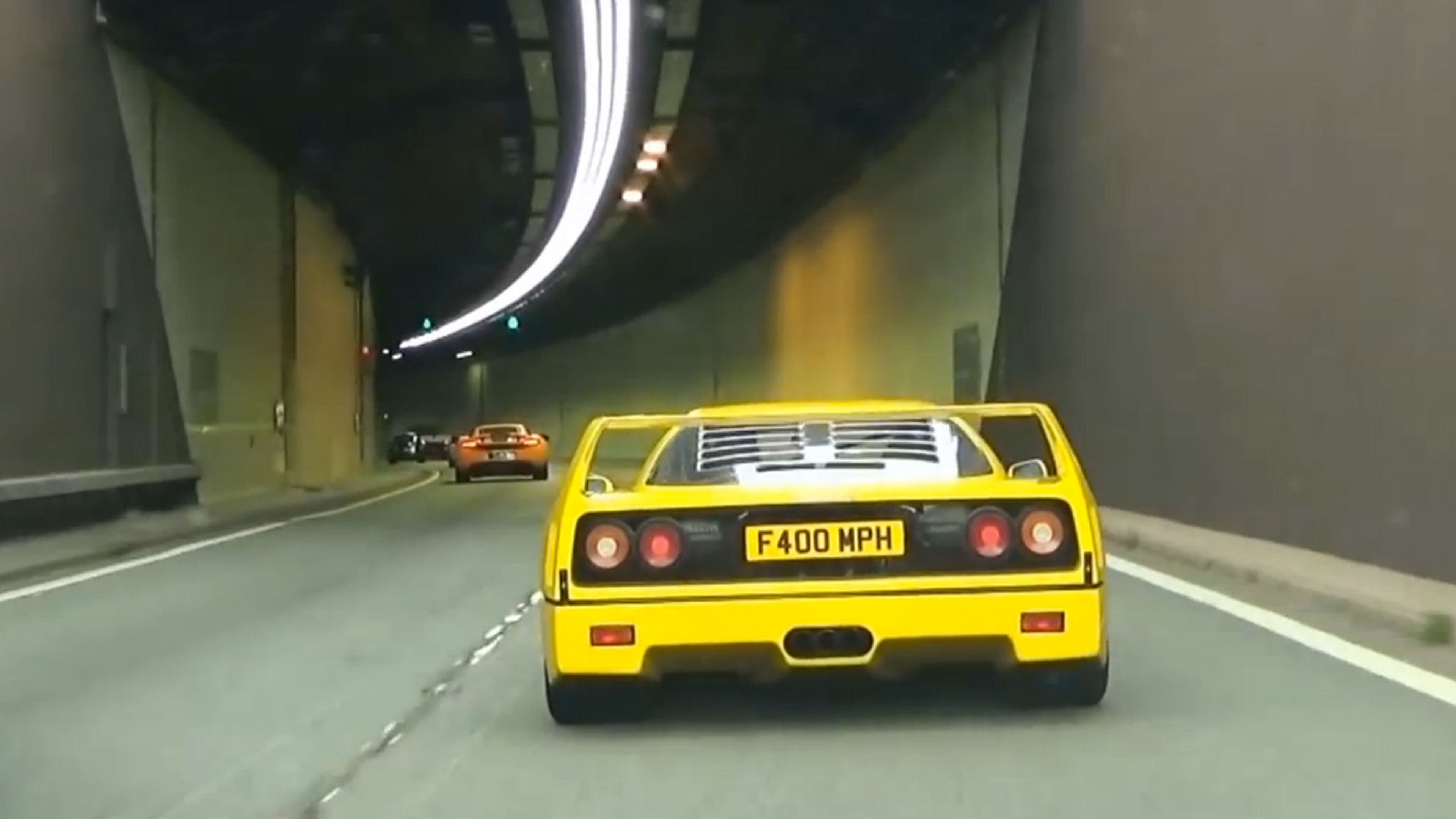 Un Lambo Aventador y un Ferrari F40 tiran abajo un túnel