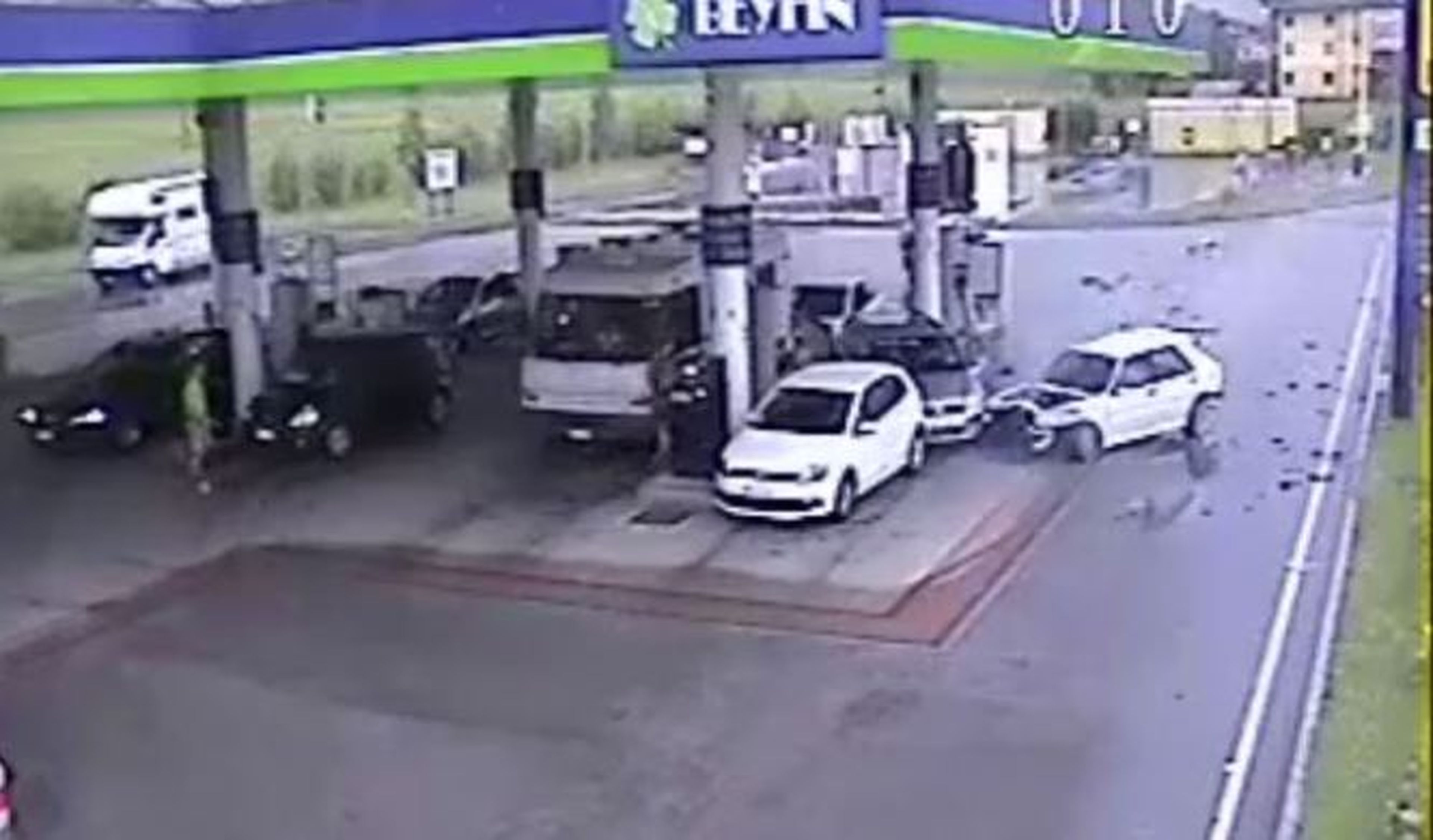 Un Lancia Delta se estrella en una gasolinera