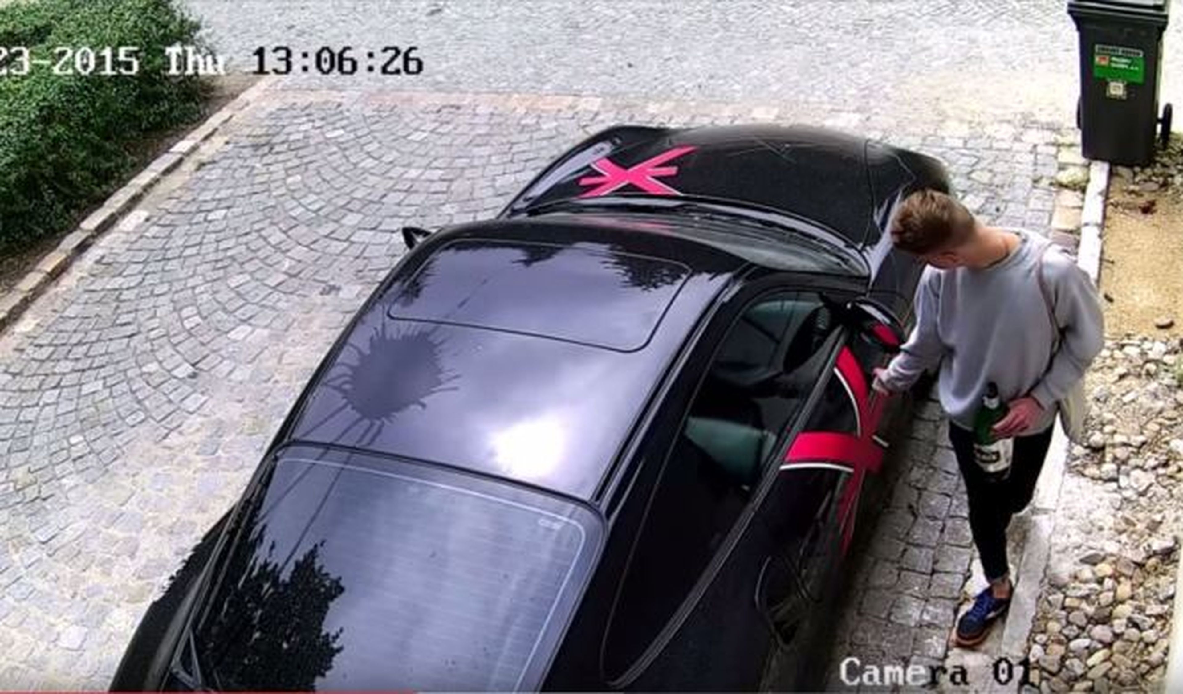 La Policía busca a este individuo por destrozar un Porsche
