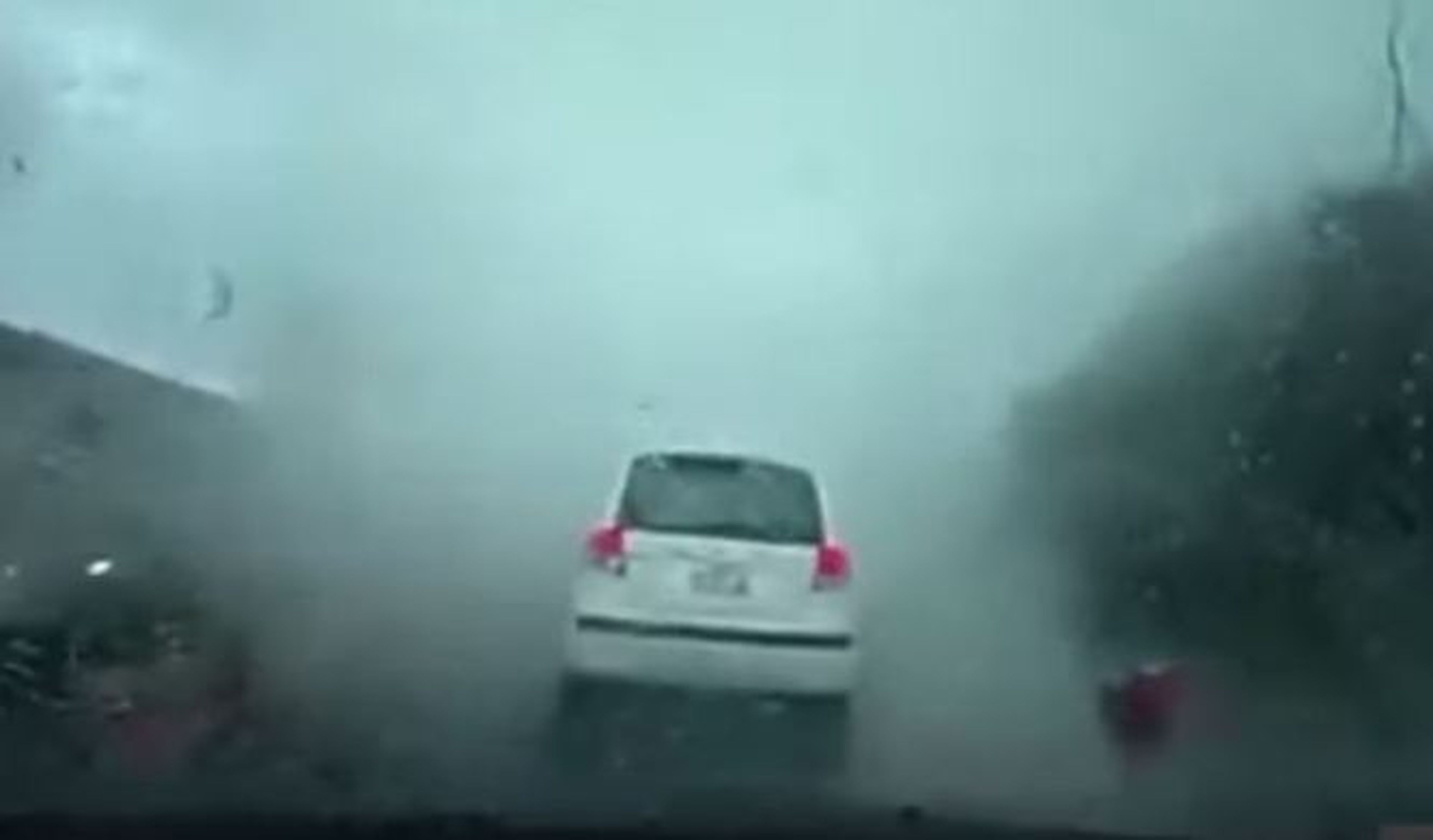 Esto es lo que ocurre cuando un tornado absorbe un coche