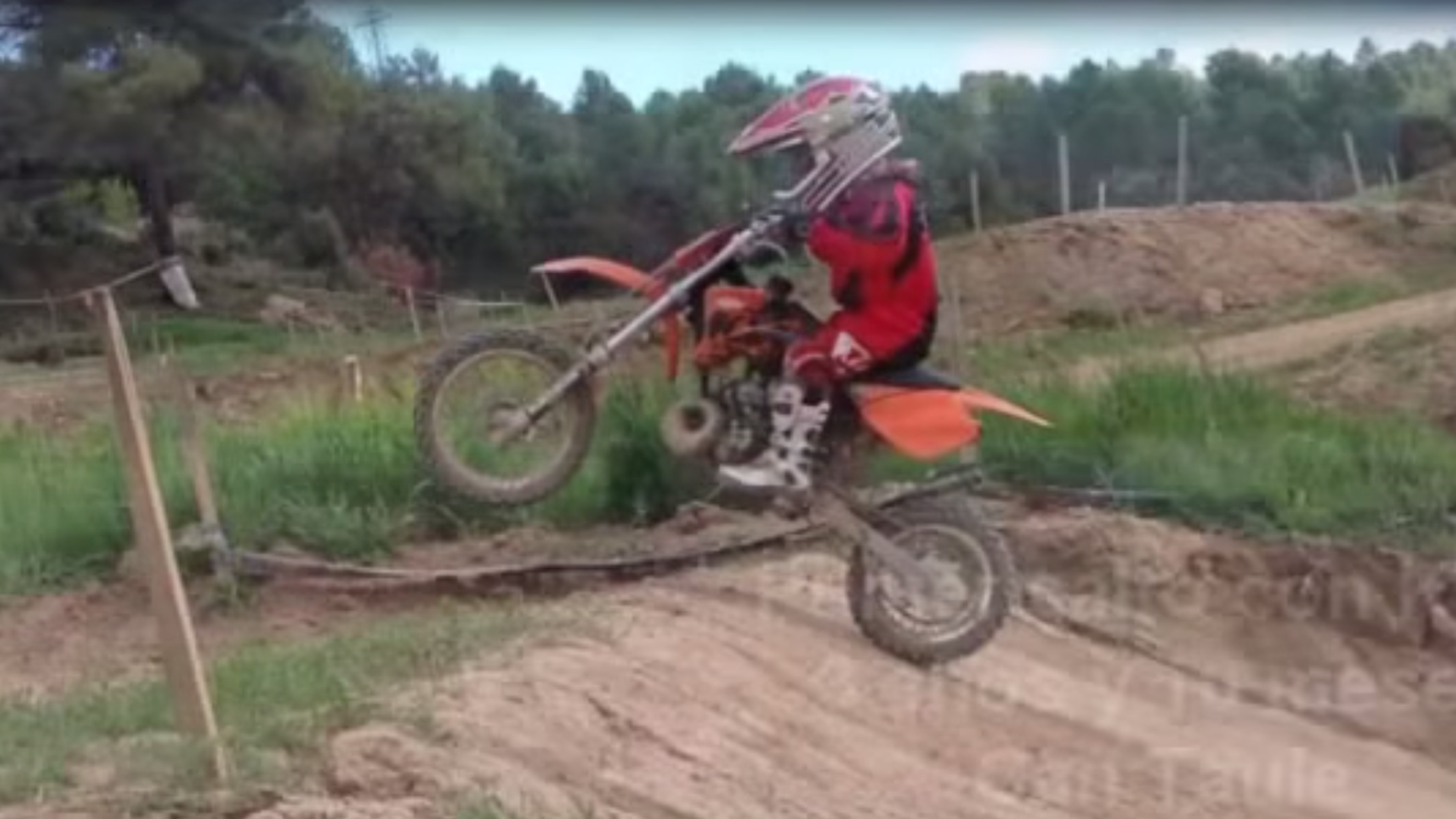 Vídeo: un niño de cinco años hace motocross con su moto