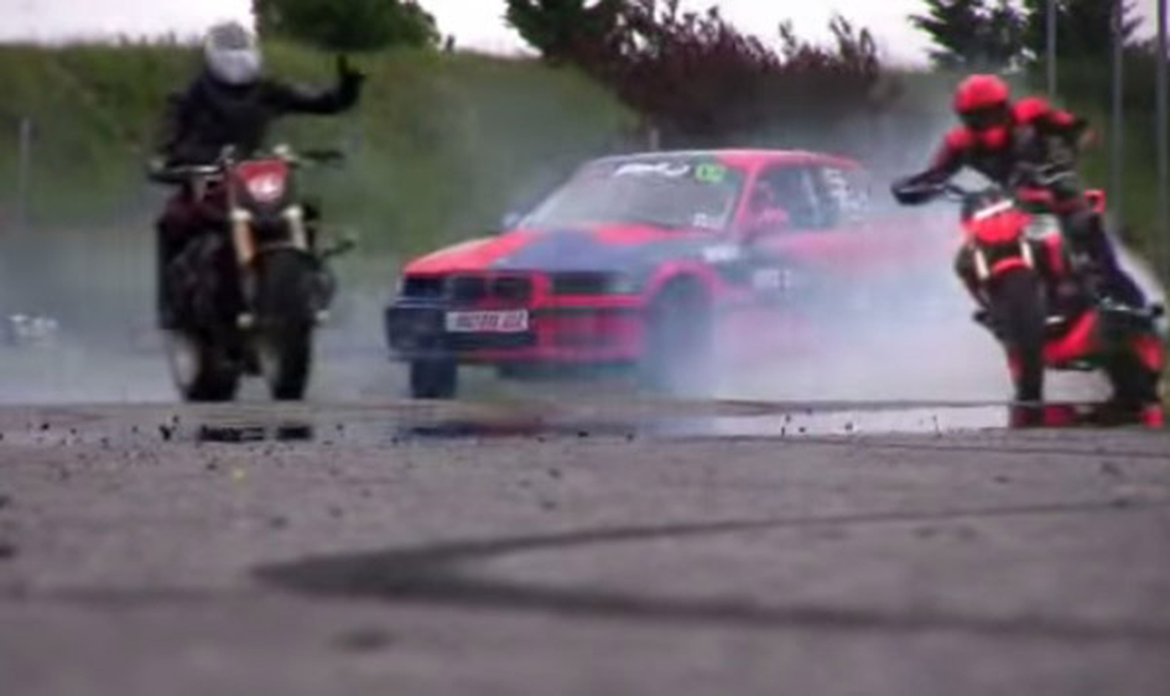 Vídeo: Batalla de drifting coche vs moto ¿quién ganará?