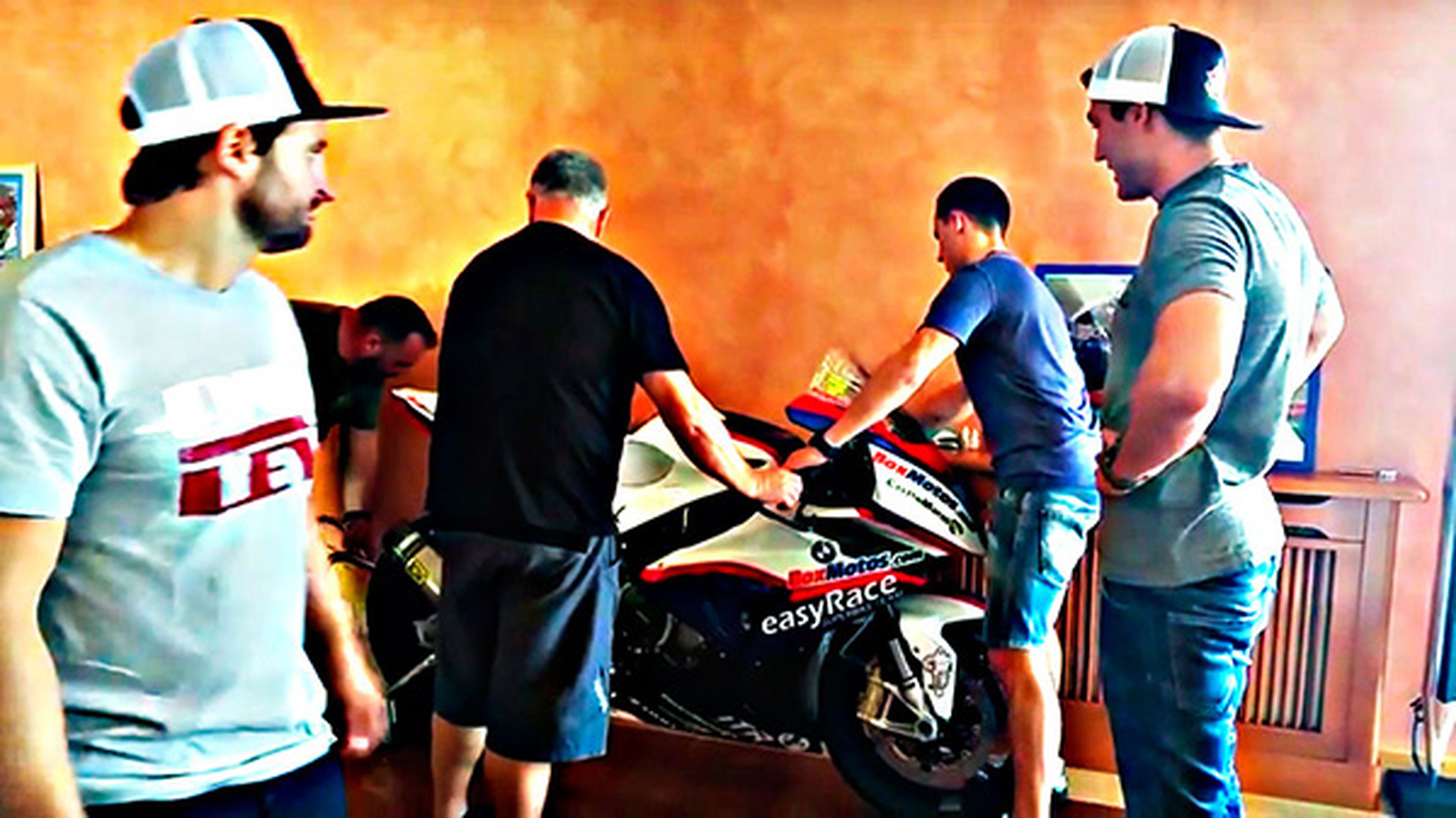Los Espargaró llevan la moto de Dani Rivas a su familia
