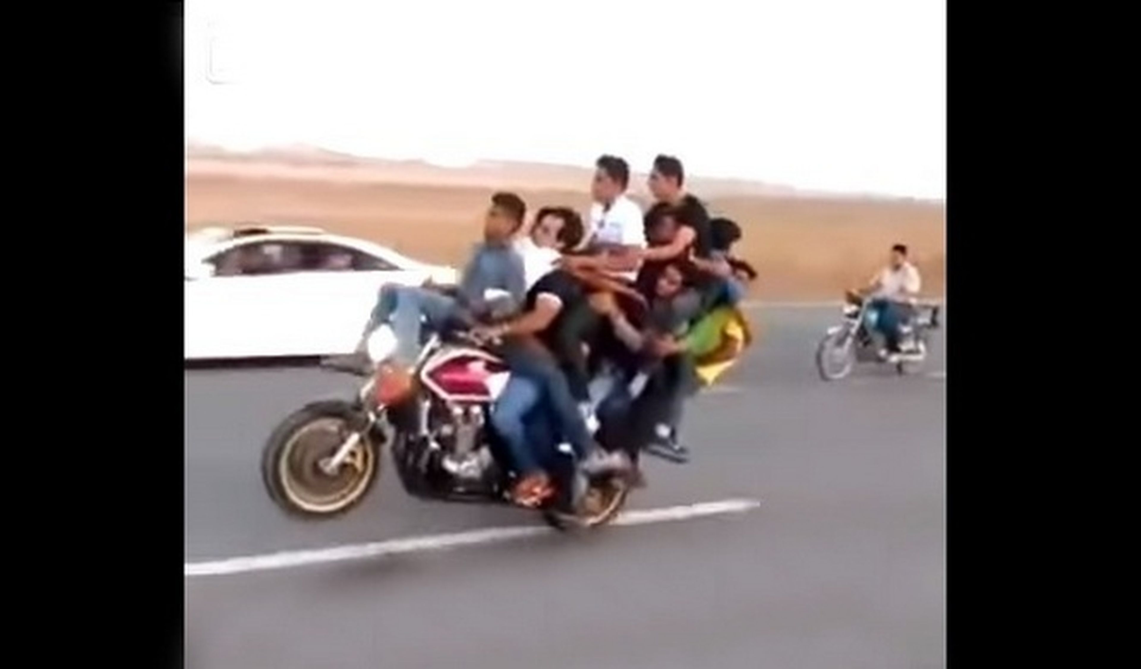 Vídeo: Cómo hacer un caballito en moto con 10 personas