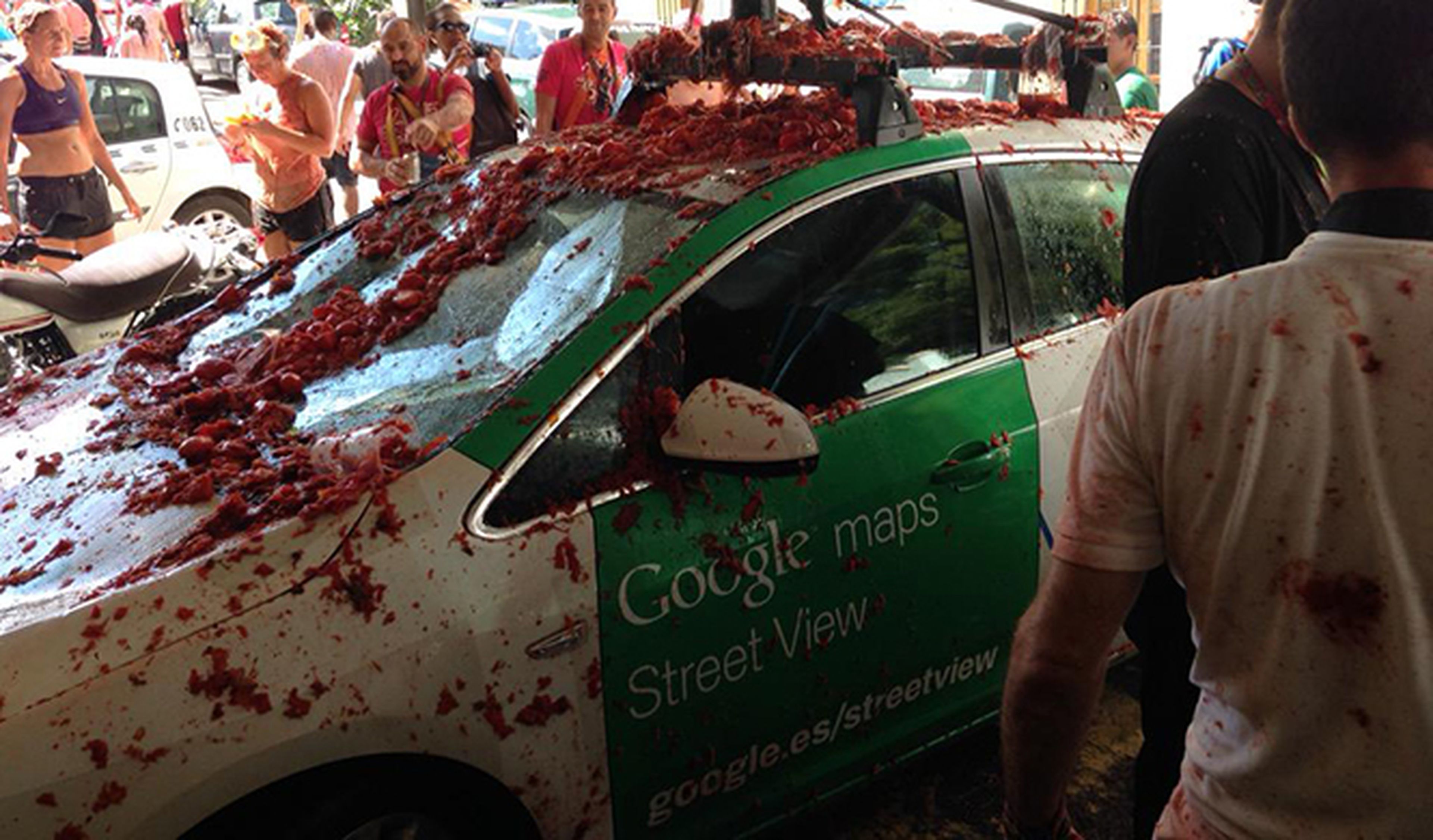 El coche de Google destrozado en la Tomatina