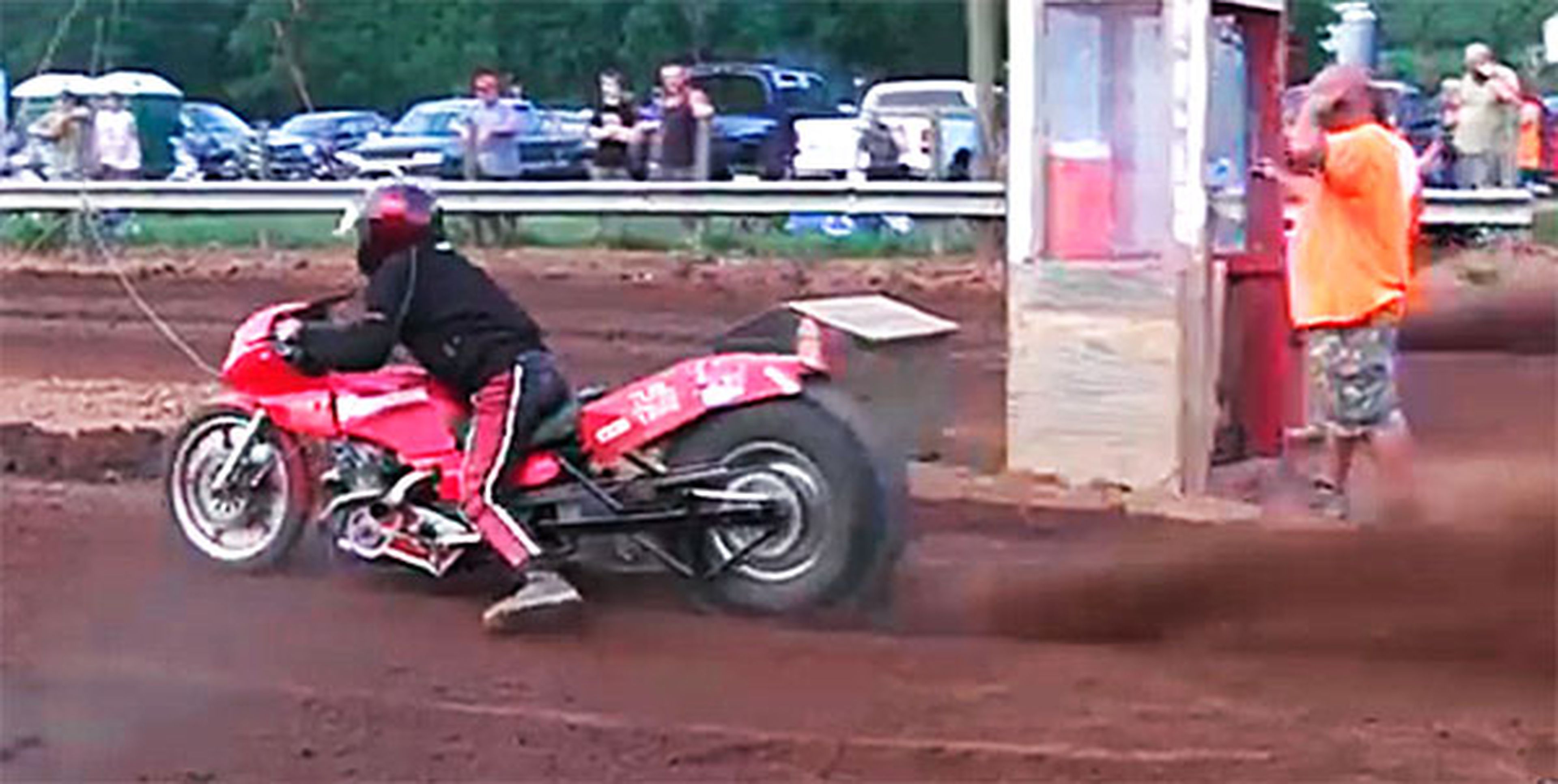 ¡Drag racing de motos sobre barro!