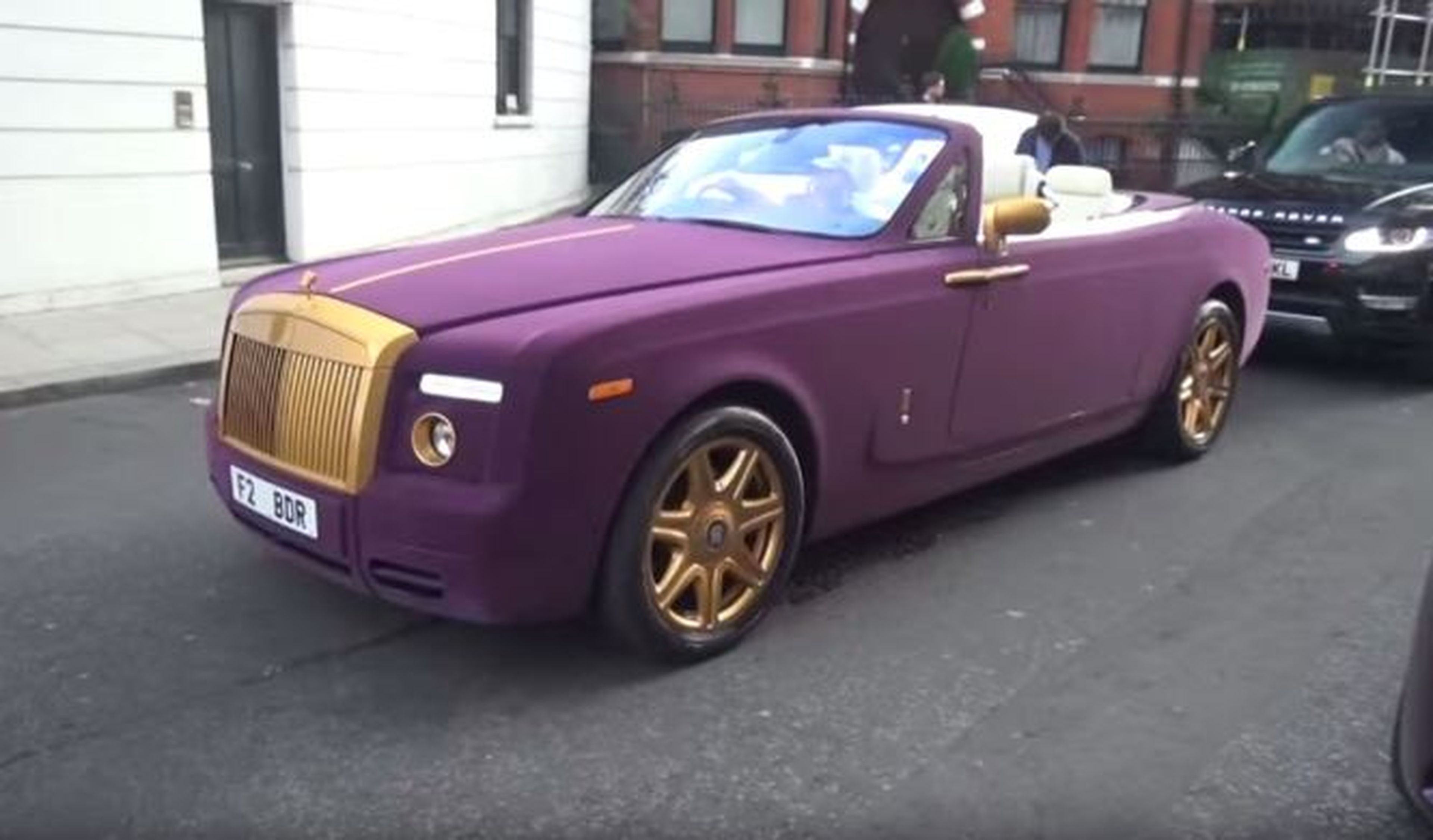 Un Rolls-Royce Phantom cubierto de terciopelo púrpura