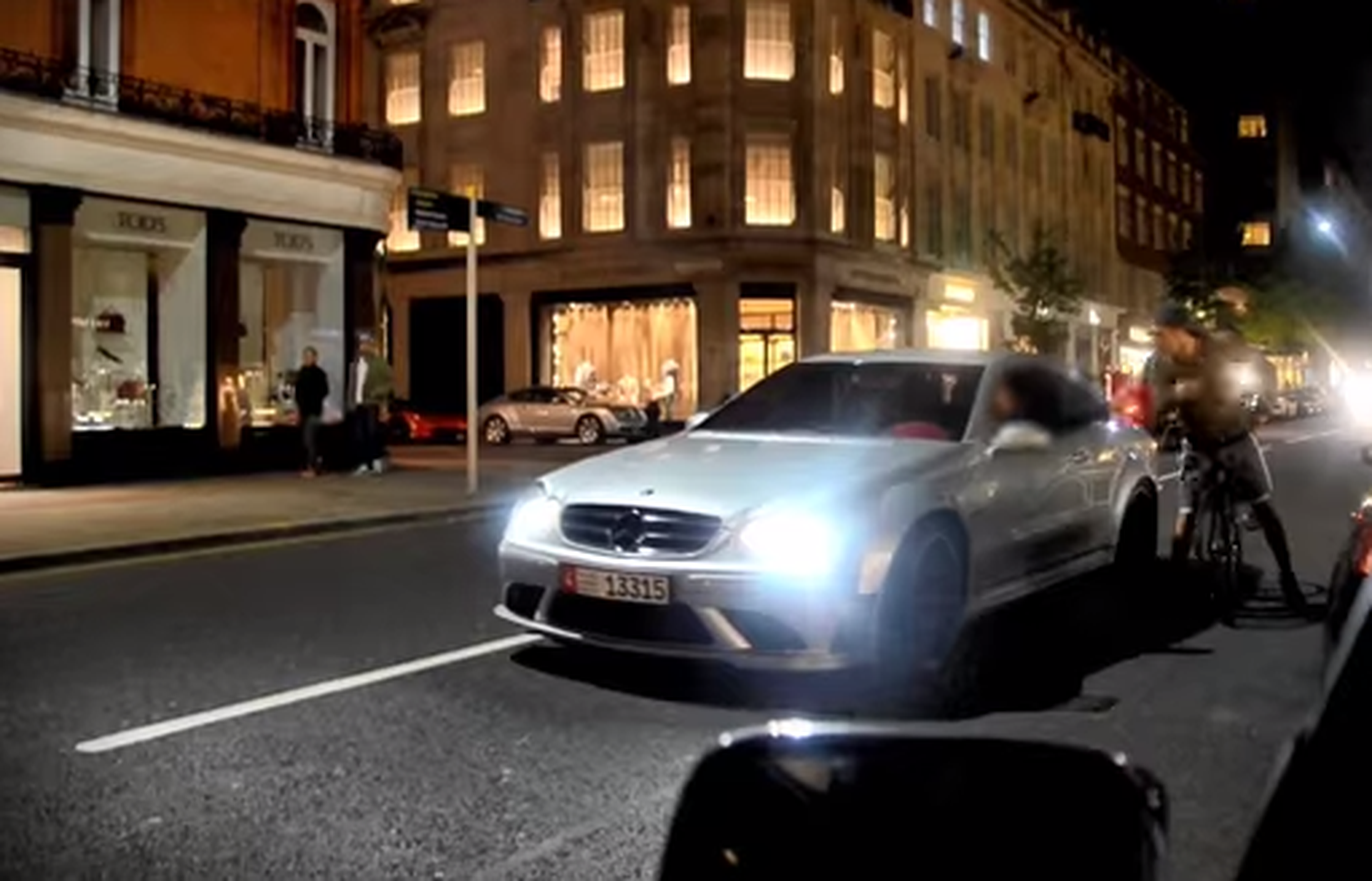 Vídeo: el loco del día conduce un Mercedes