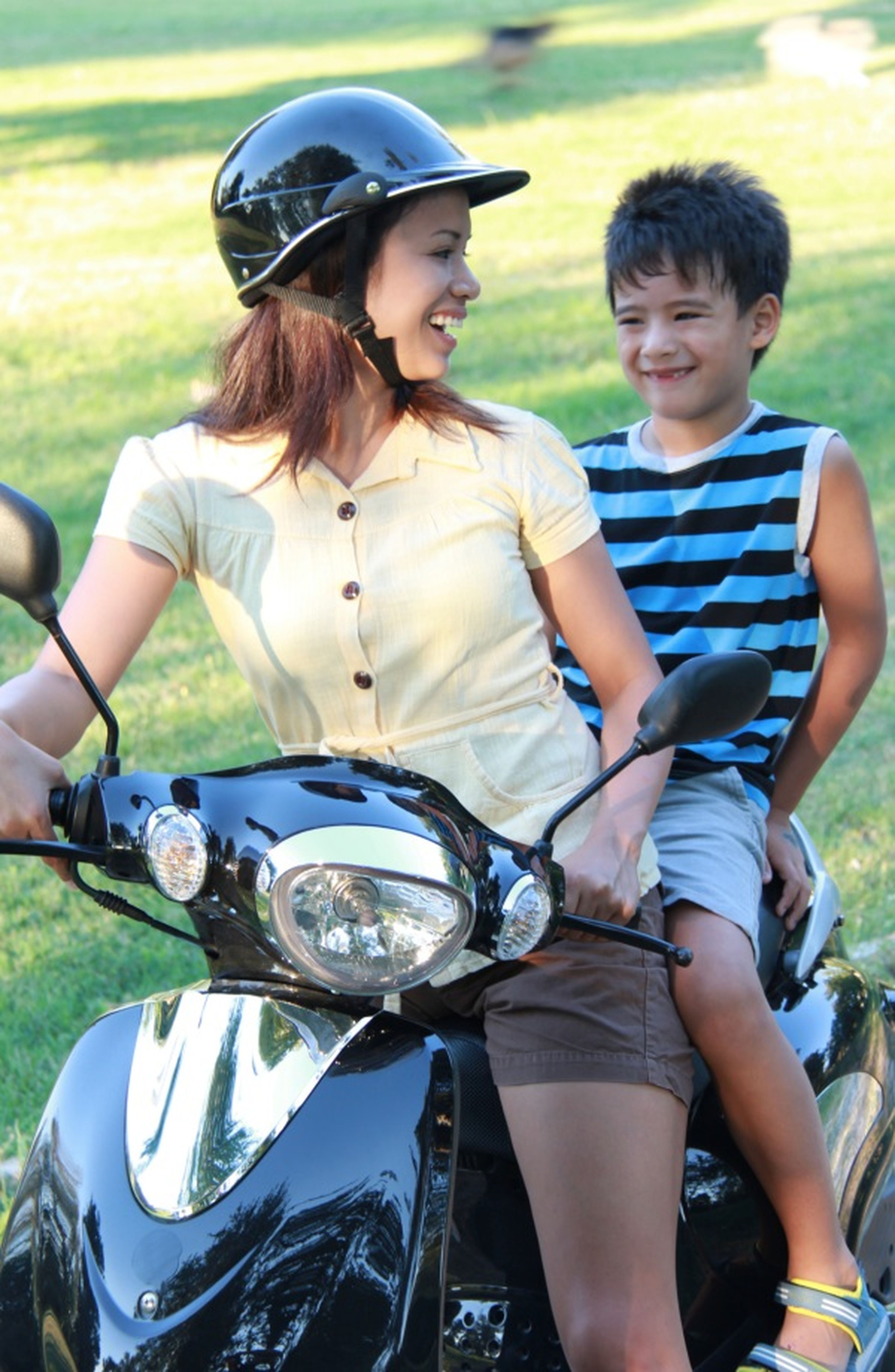 Cómo llevar niños en moto