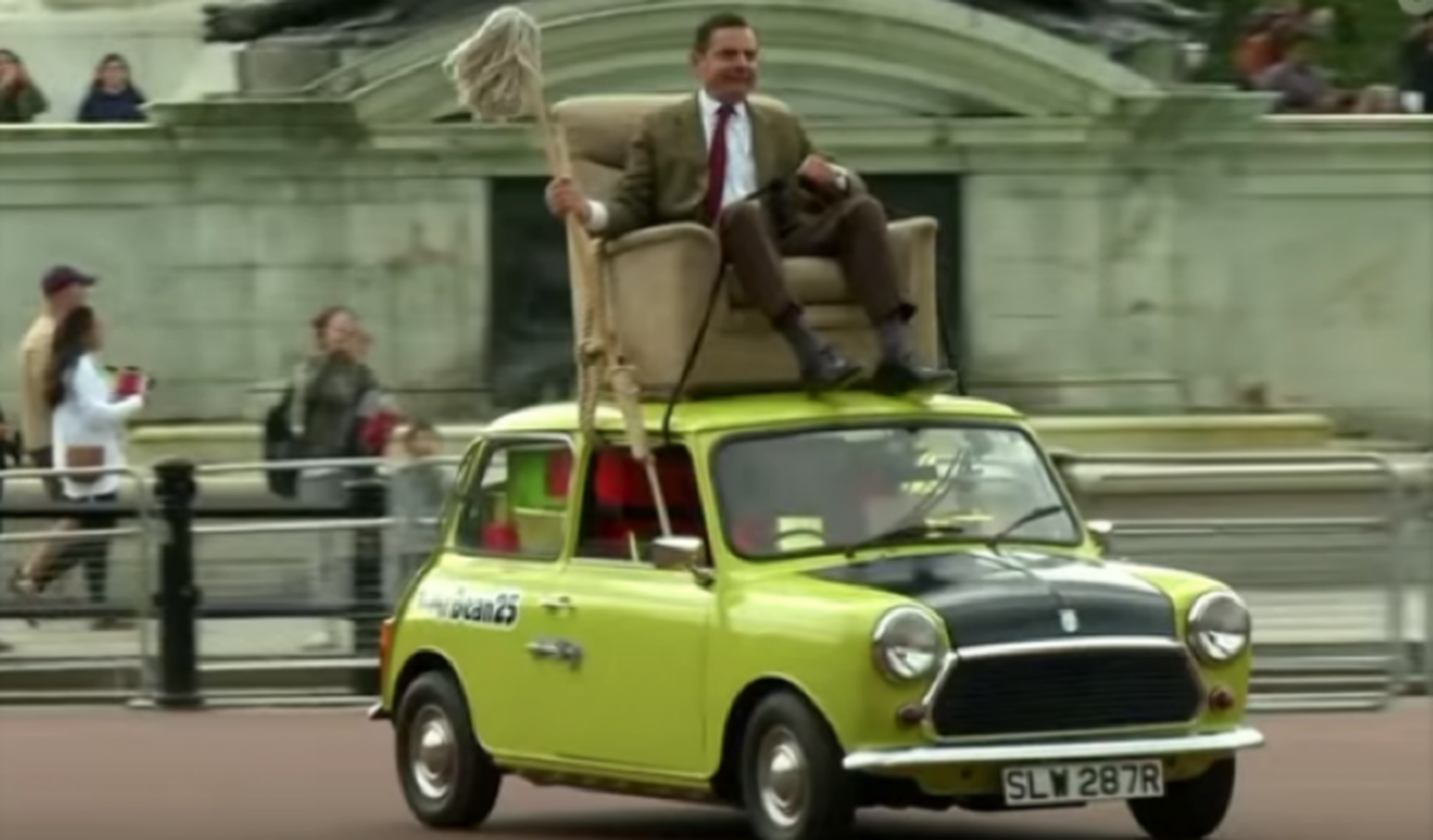 ¿Qué hace Mr.Bean subido en el techo de un coche?
