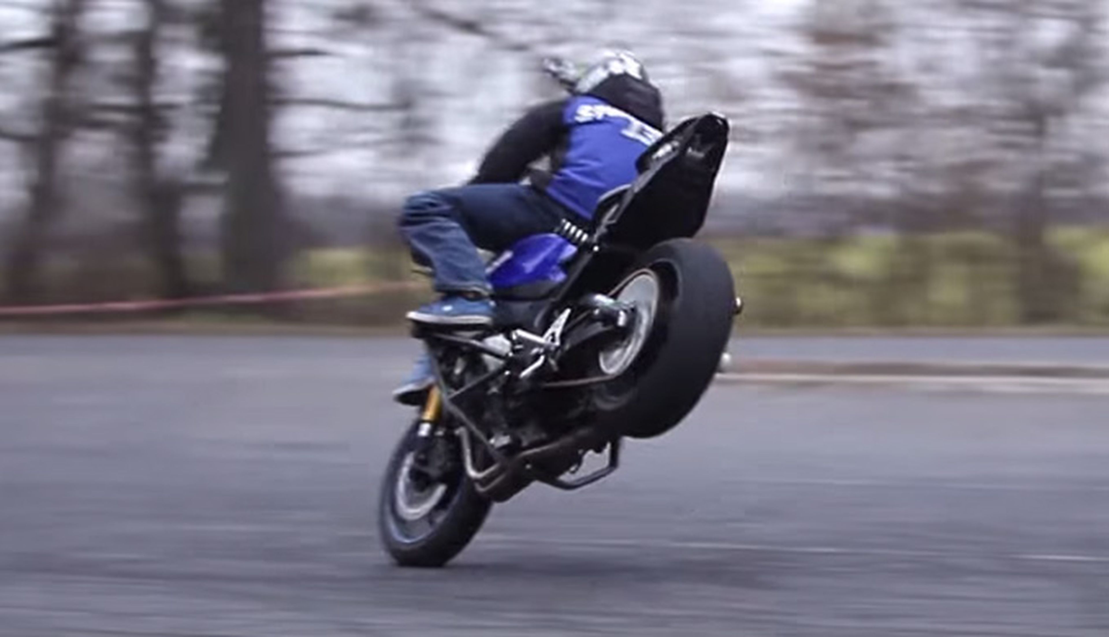 Vídeo: Se le escapa la moto y la recupera en marcha