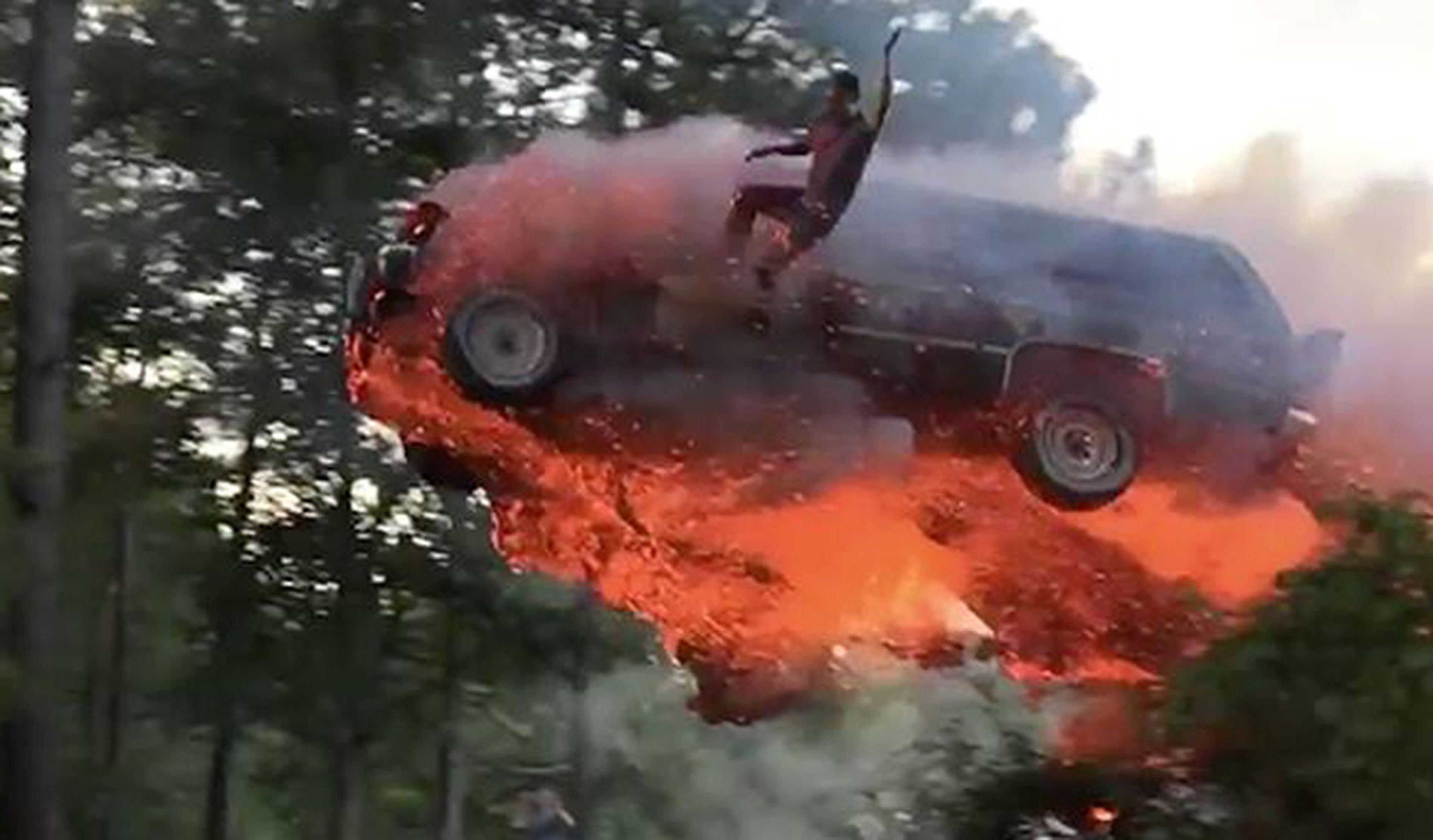 Salta de un coche en llamas para caer a un lago