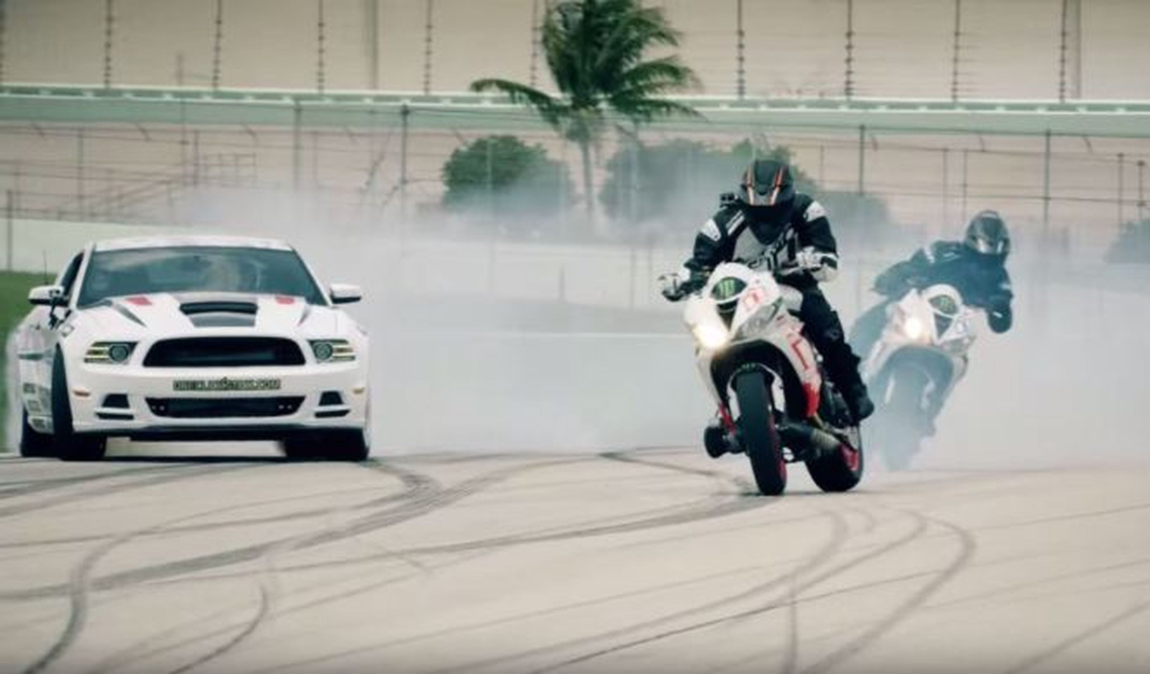 Una nueva batalla de drift entre coches y motos