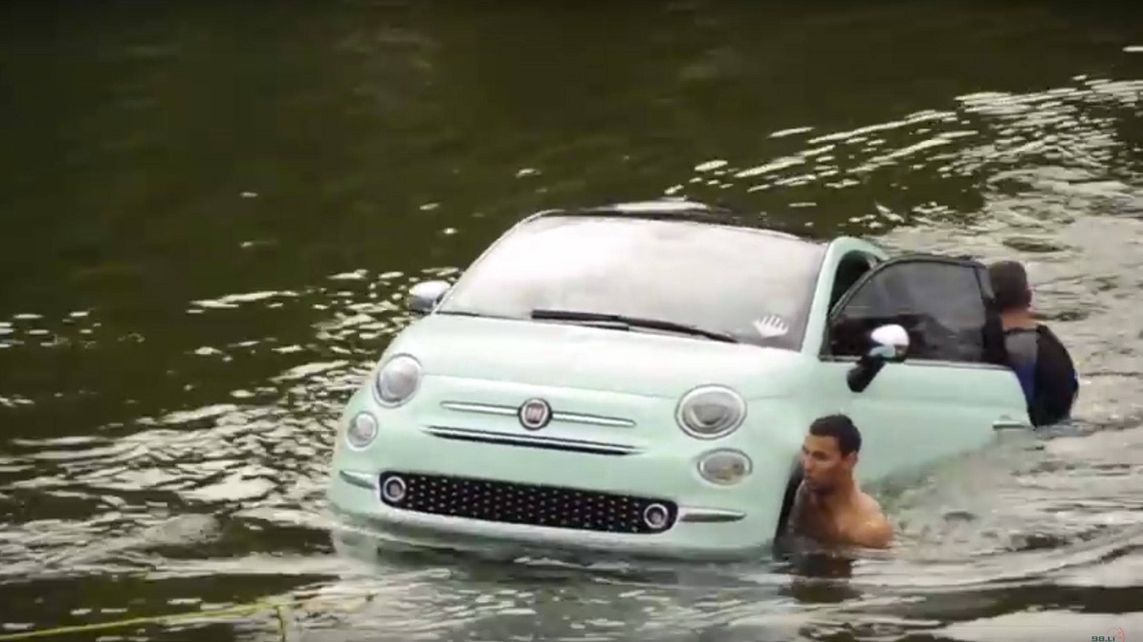 ¿Qué demonios hace un Fiat 500 2016 en medio de un río?
