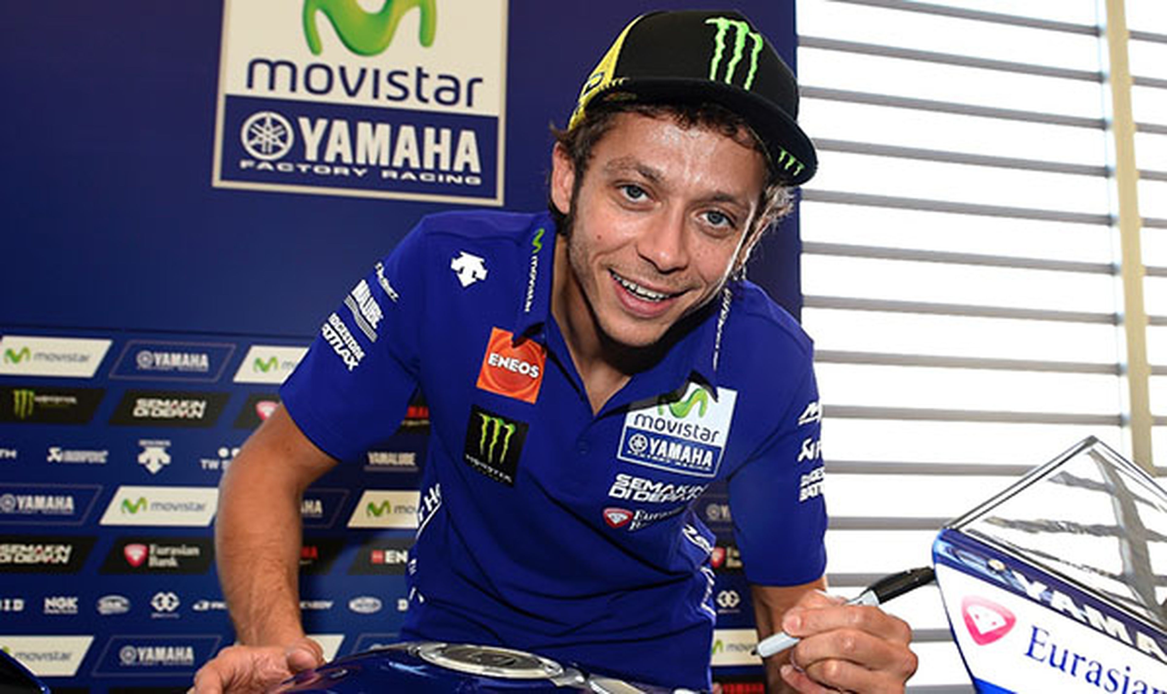 Yamaha YZF-R1 firmada por Rossi, vendida por 33.900 euros