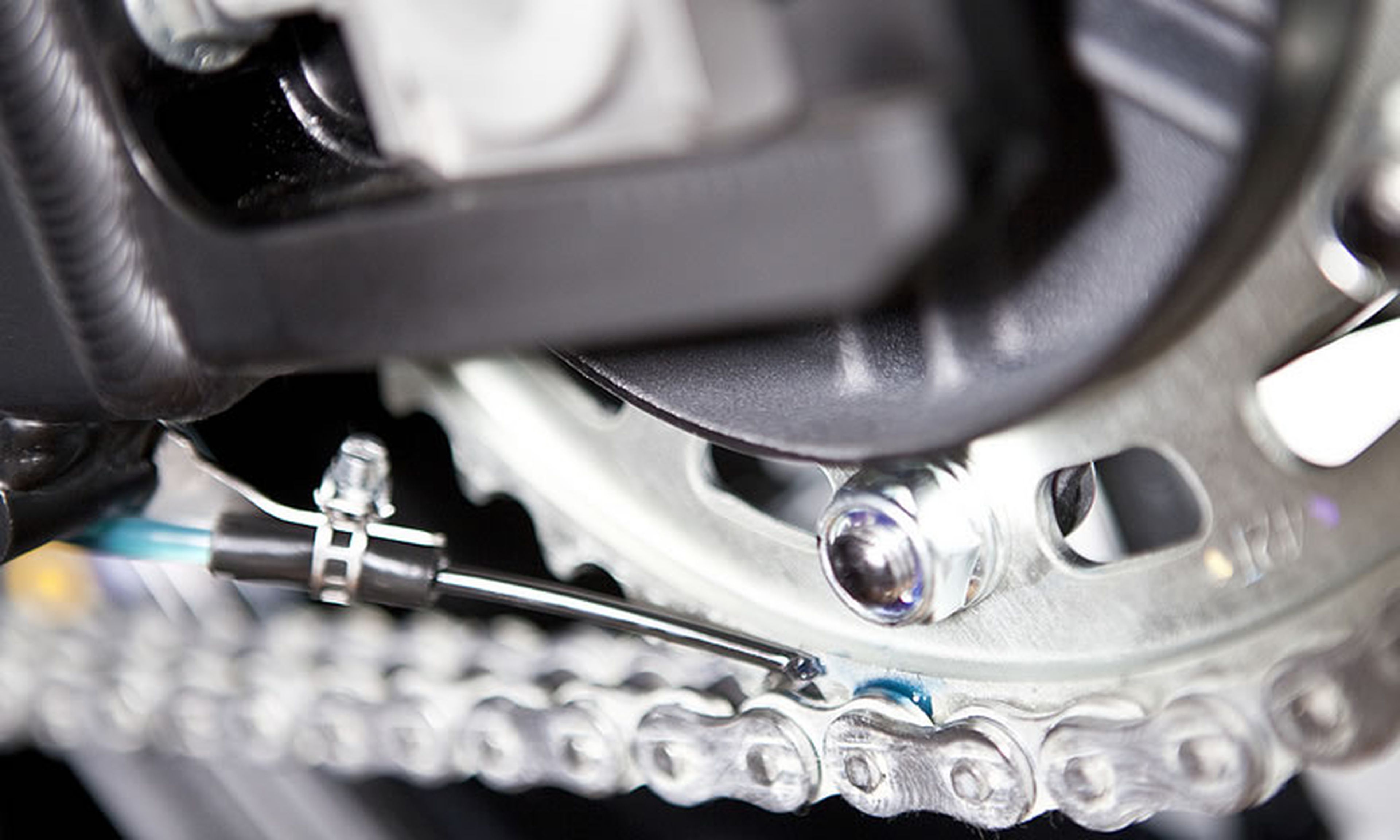 Cómo limpiar y engrasar la cadena de la moto