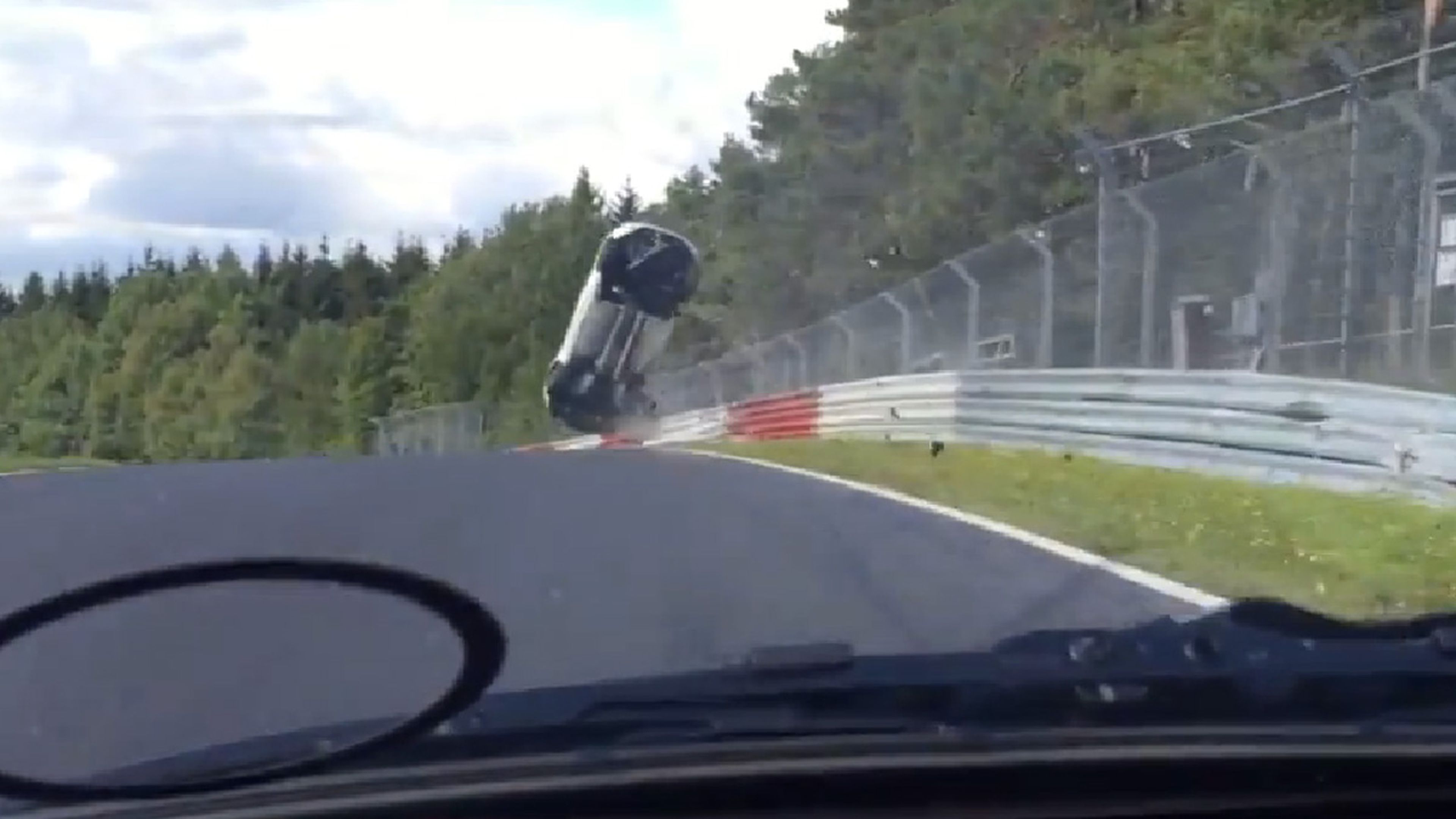 Brutal accidente: un Renault Megane RS vuela en Nürburgring