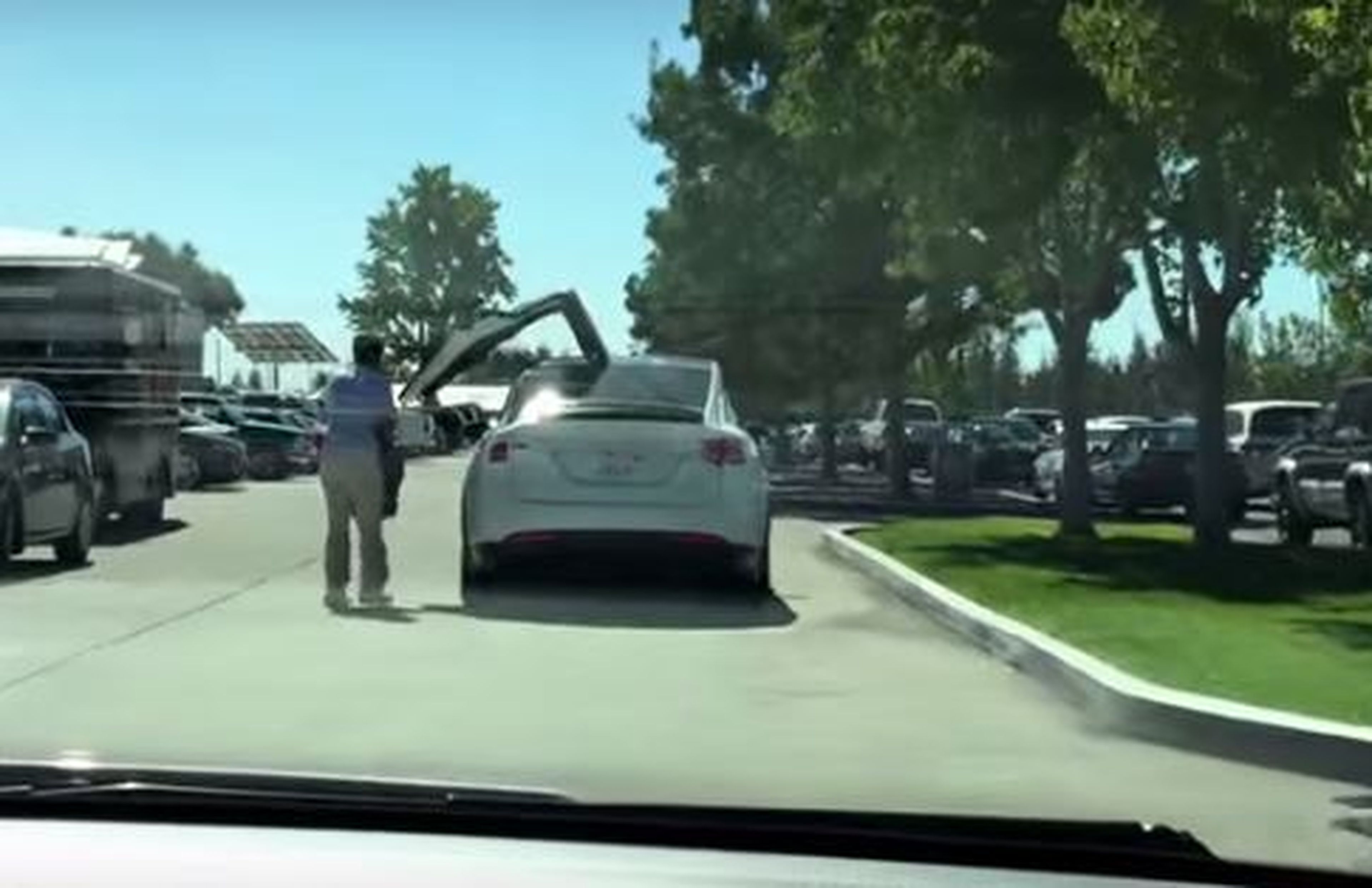 Vídeo: las puertas del Tesla Model X, ¡arriba esas alas!