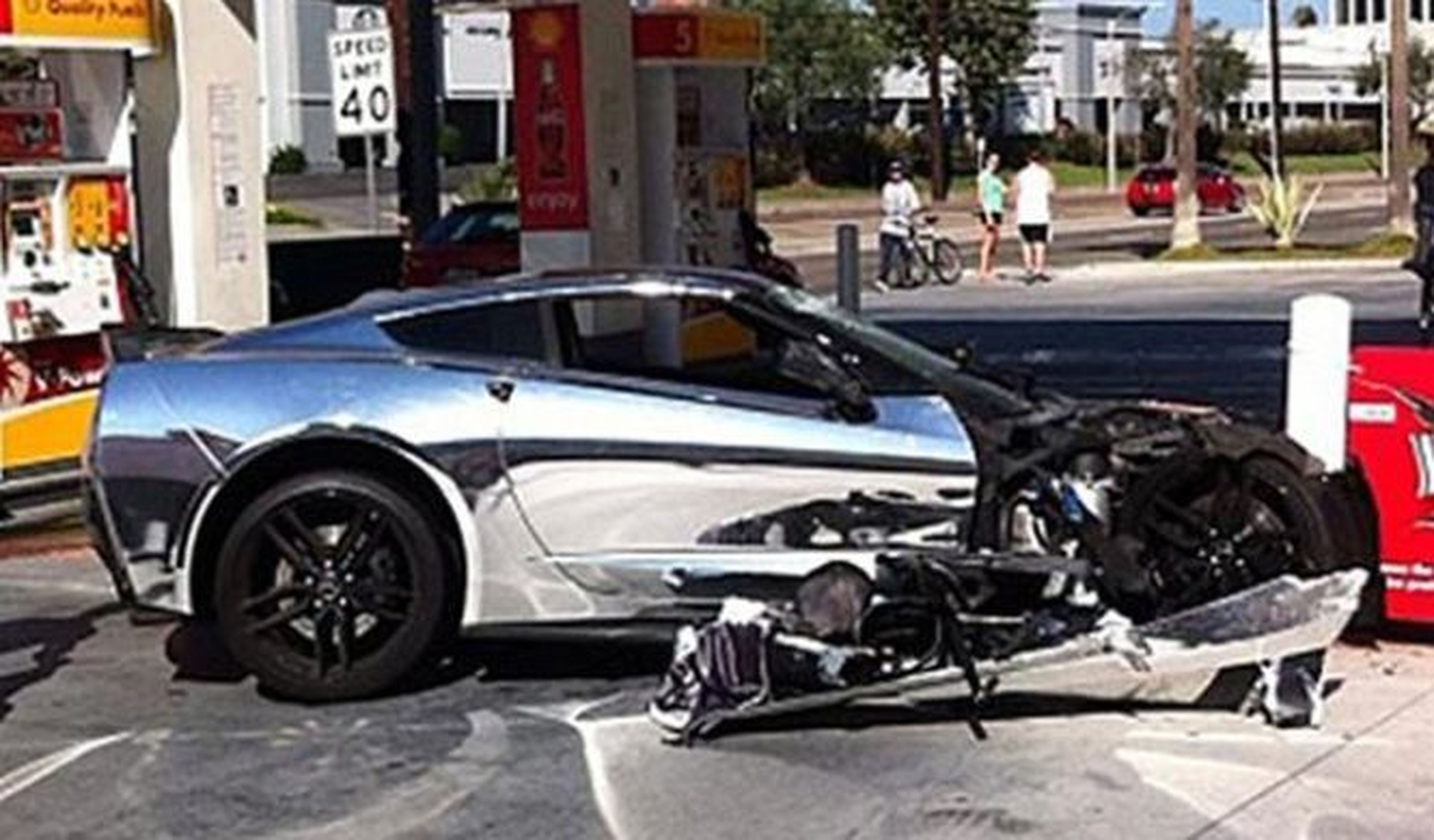 Un Corvette Stringray accidentado en una gasolinera