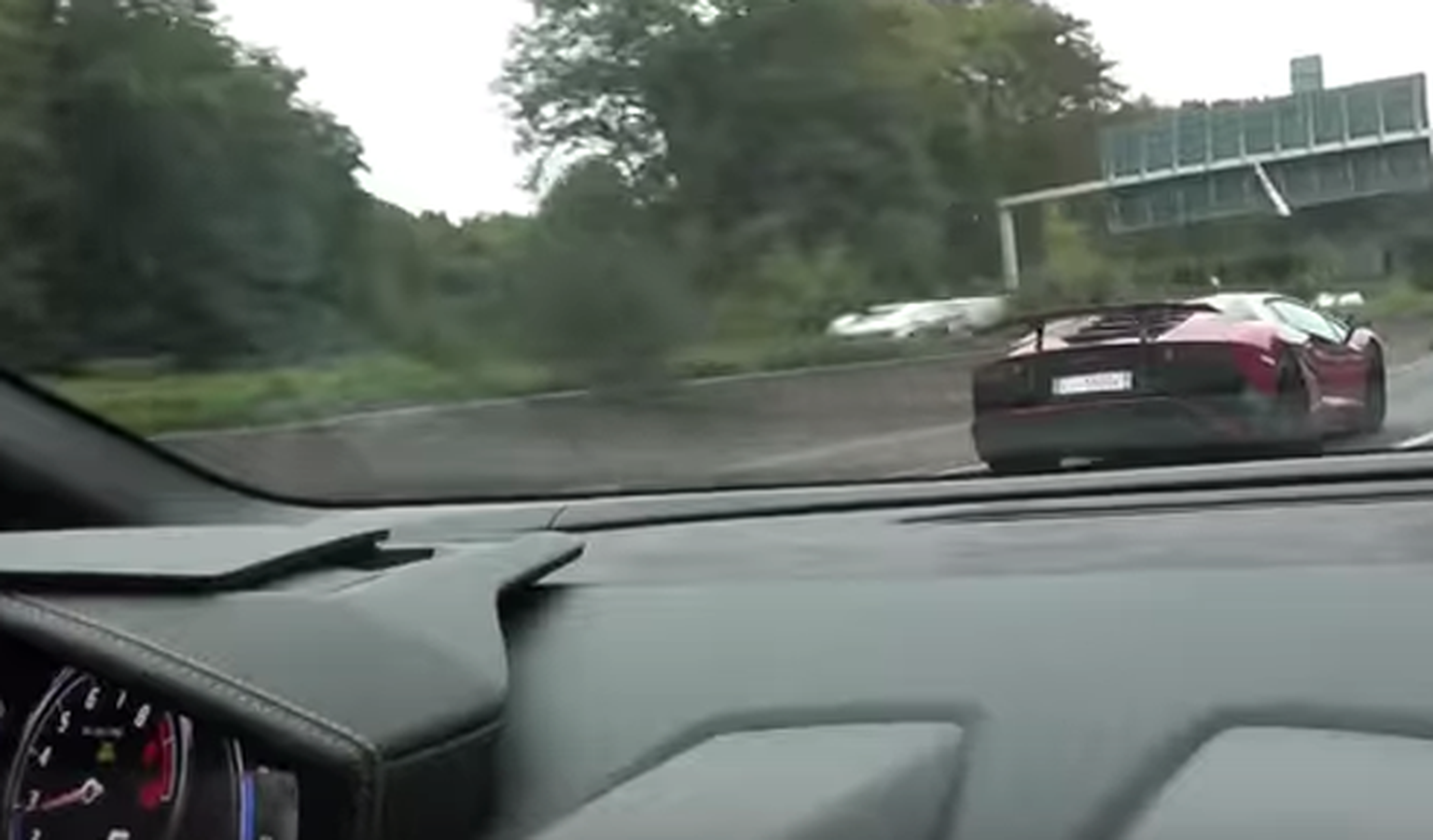 Un Huracán se pica con un Aventador en plena autopista
