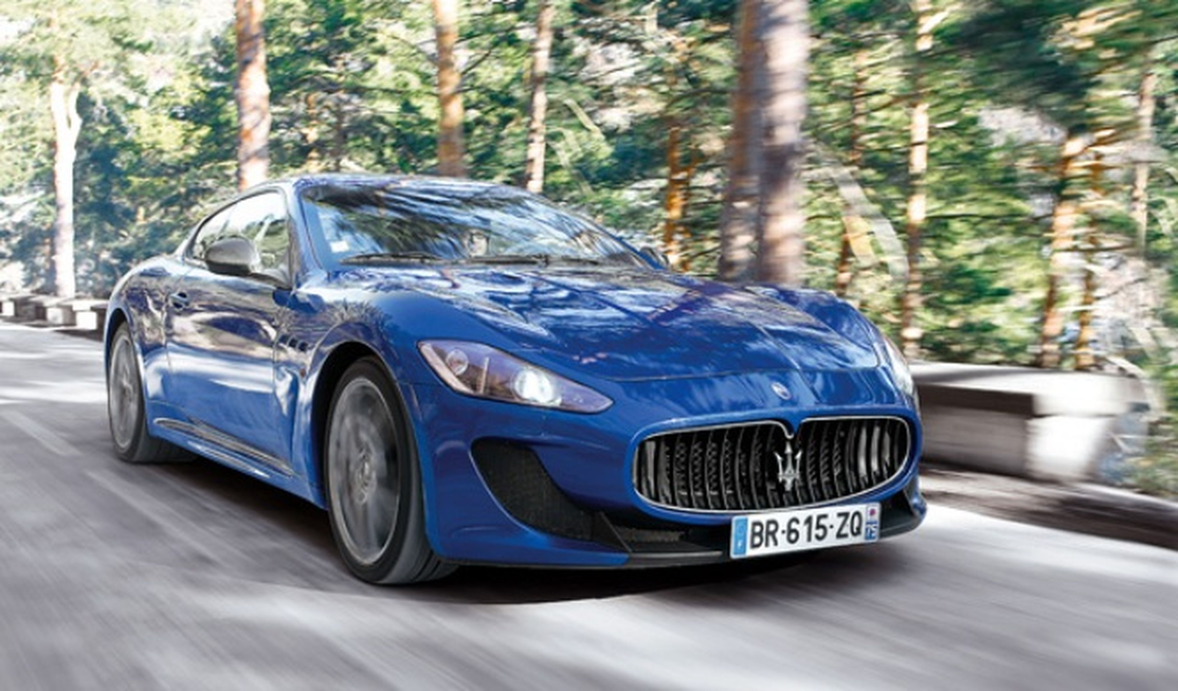 Vídeo: abandona un Maserati GranTurismo tras volcar
