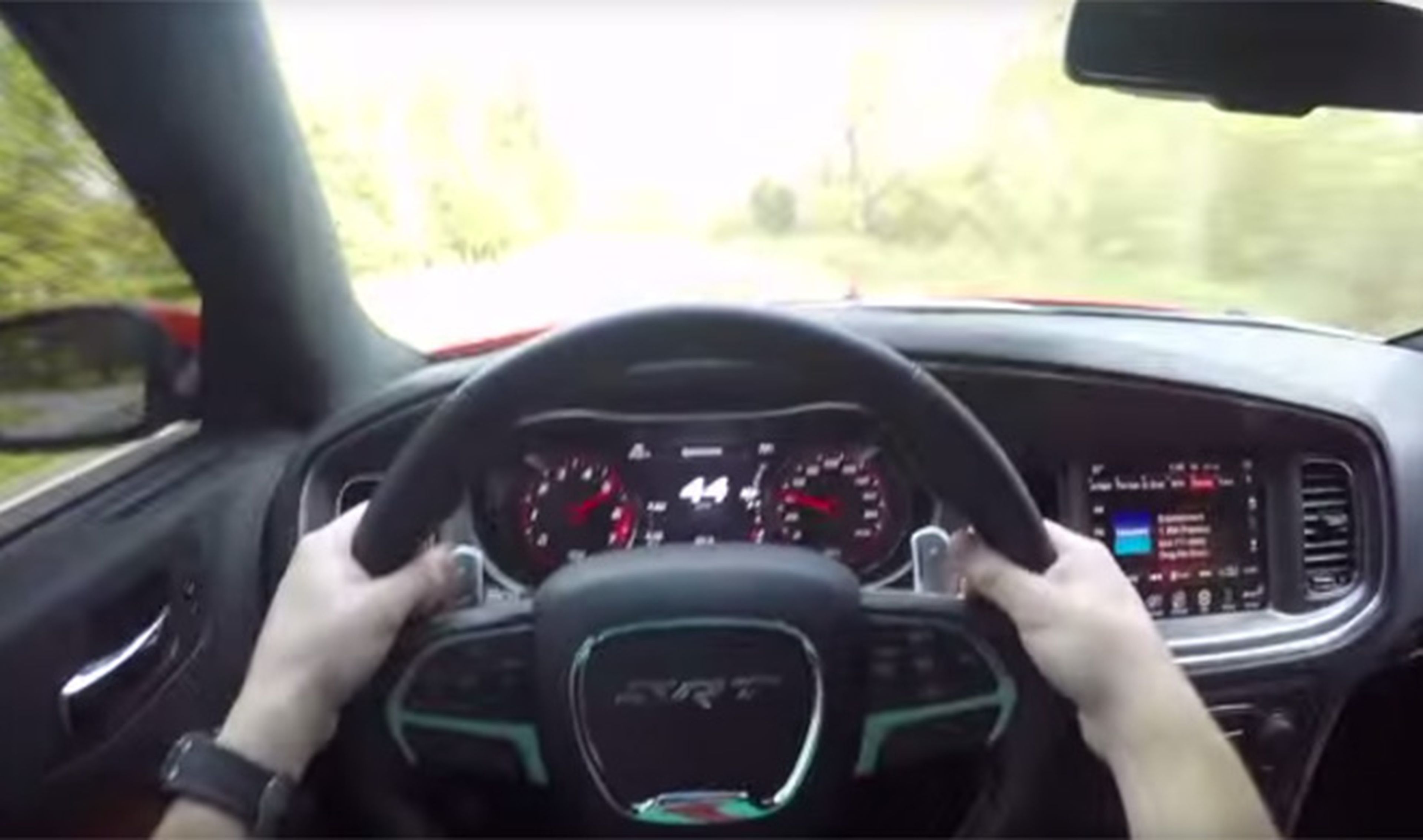 Un Dodge Charger Hellcat con sonido orgásmico