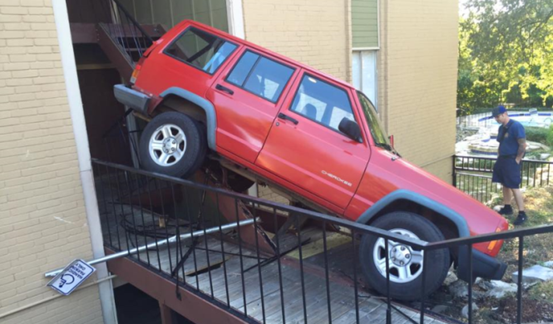 Jeep Cherokee accidente perfil