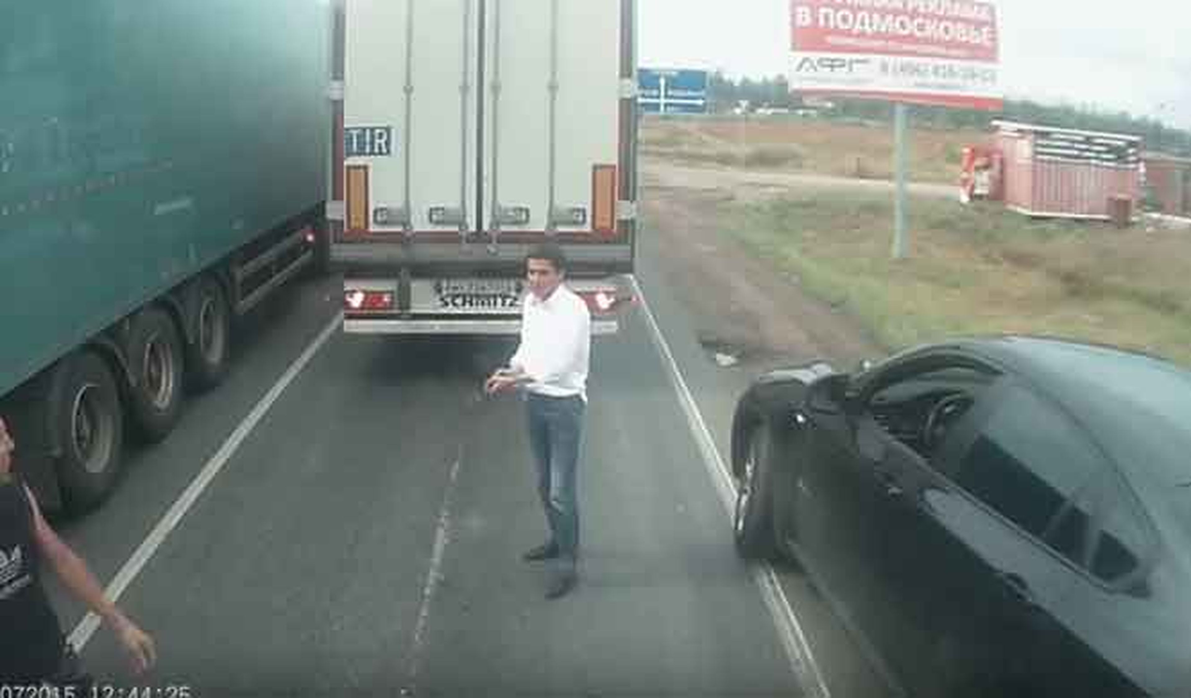 El conductor de un X6 para a un camión y saca una pistola