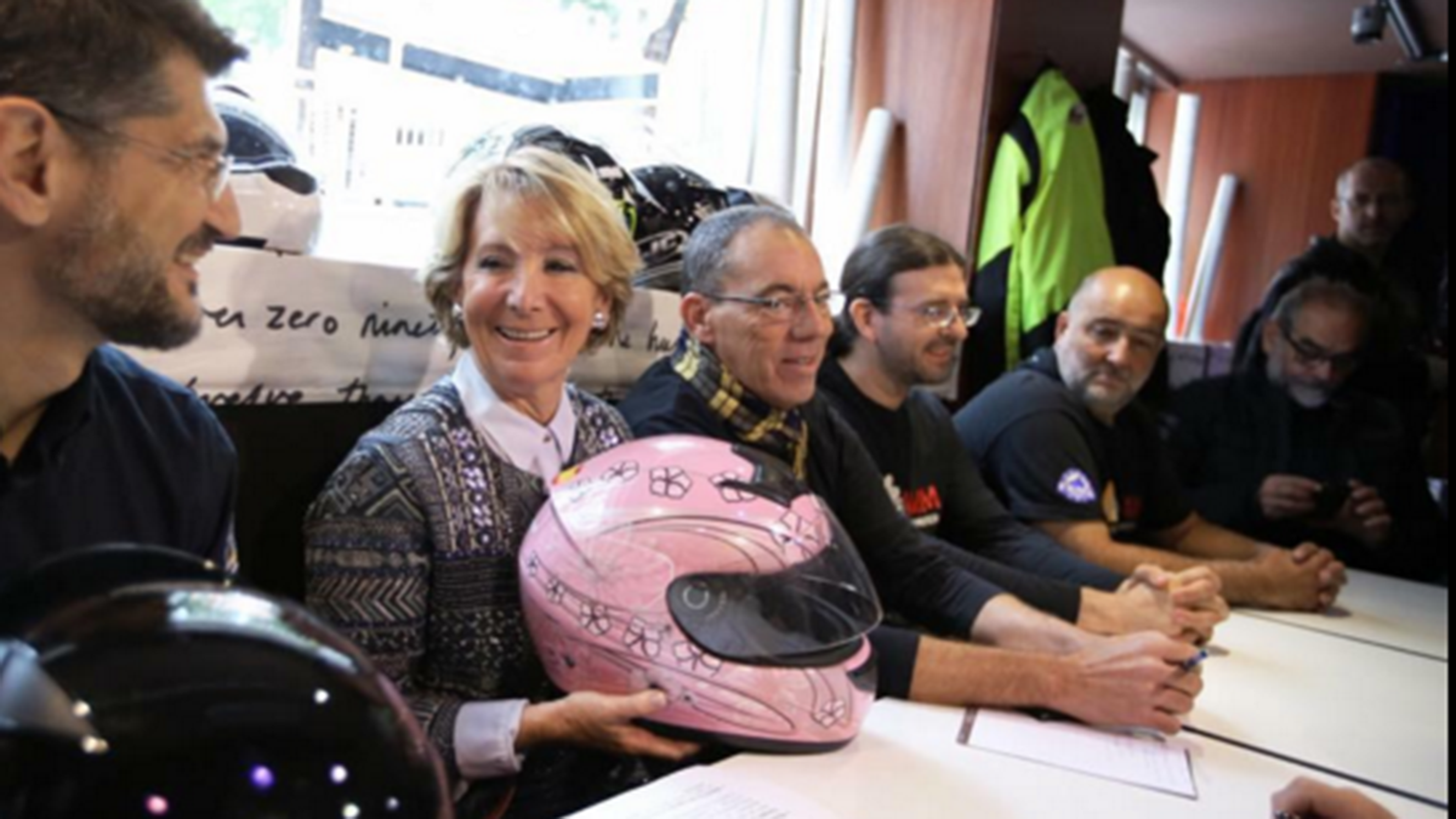 Esperanza Aguirre, con casco contra el cáncer... y Carmena