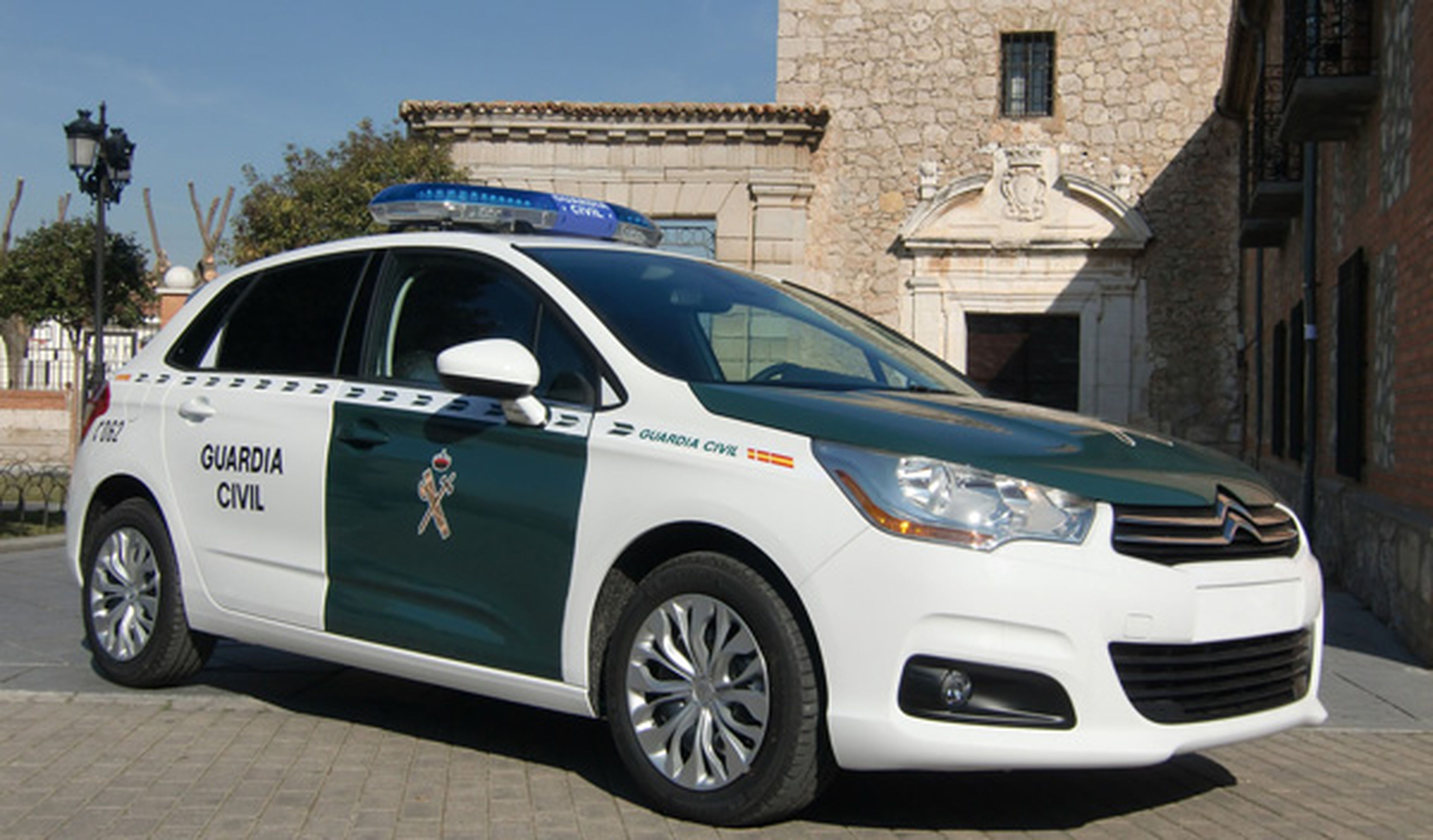 La Guardia Civil multada en Olot (Girona) por aparcar mal