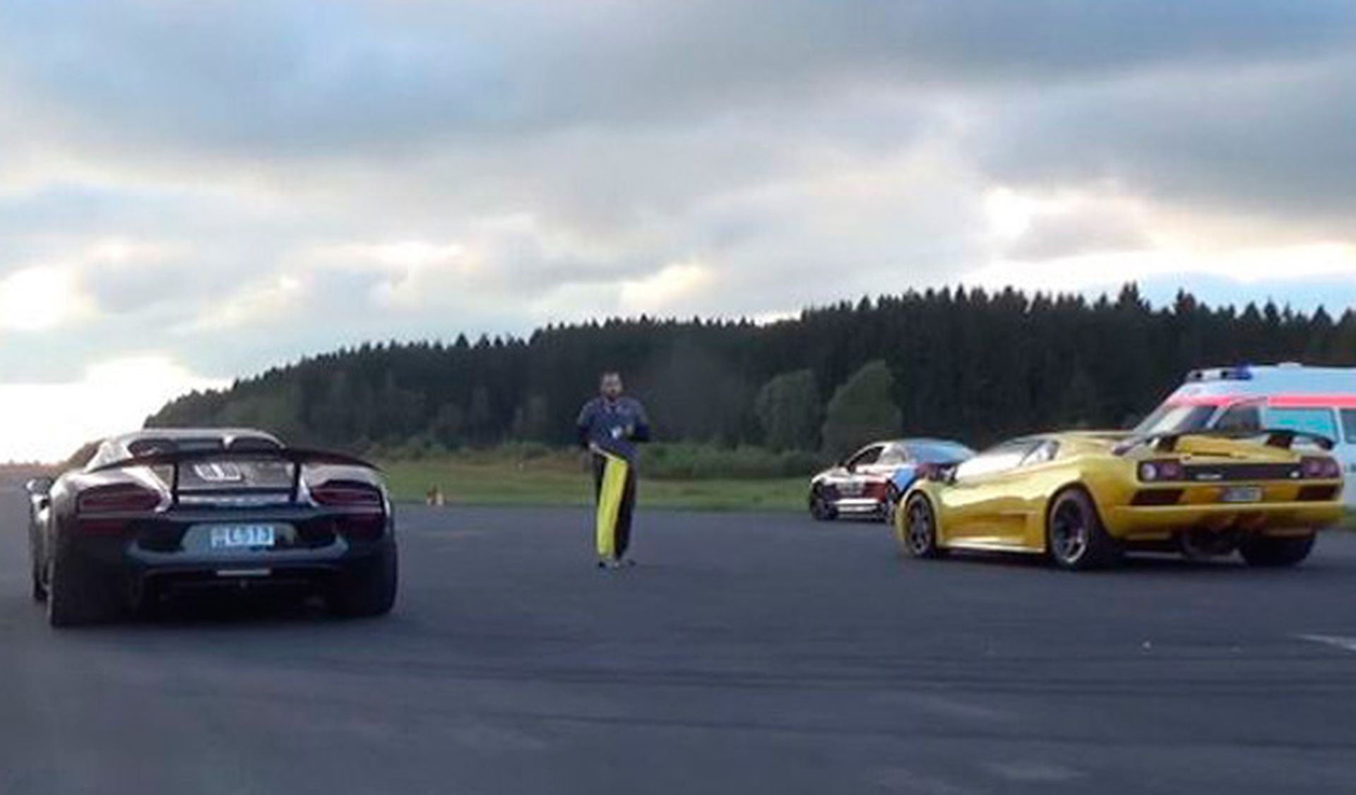 Curiosa 'drag race' Porsche 918 Spyder vs Lambo Diablo VT