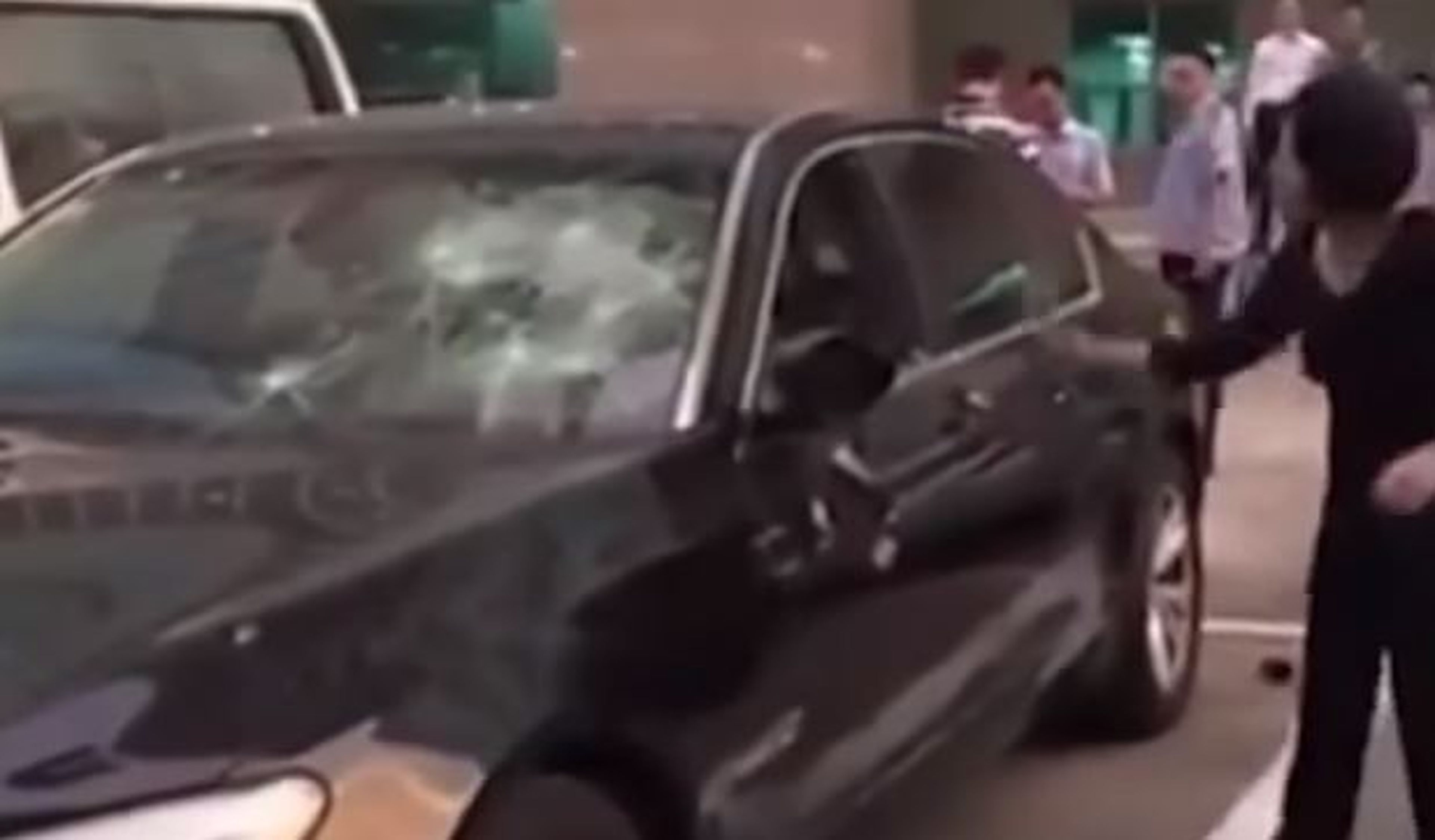 Vídeo: destroza a martillazos el coche de su marido