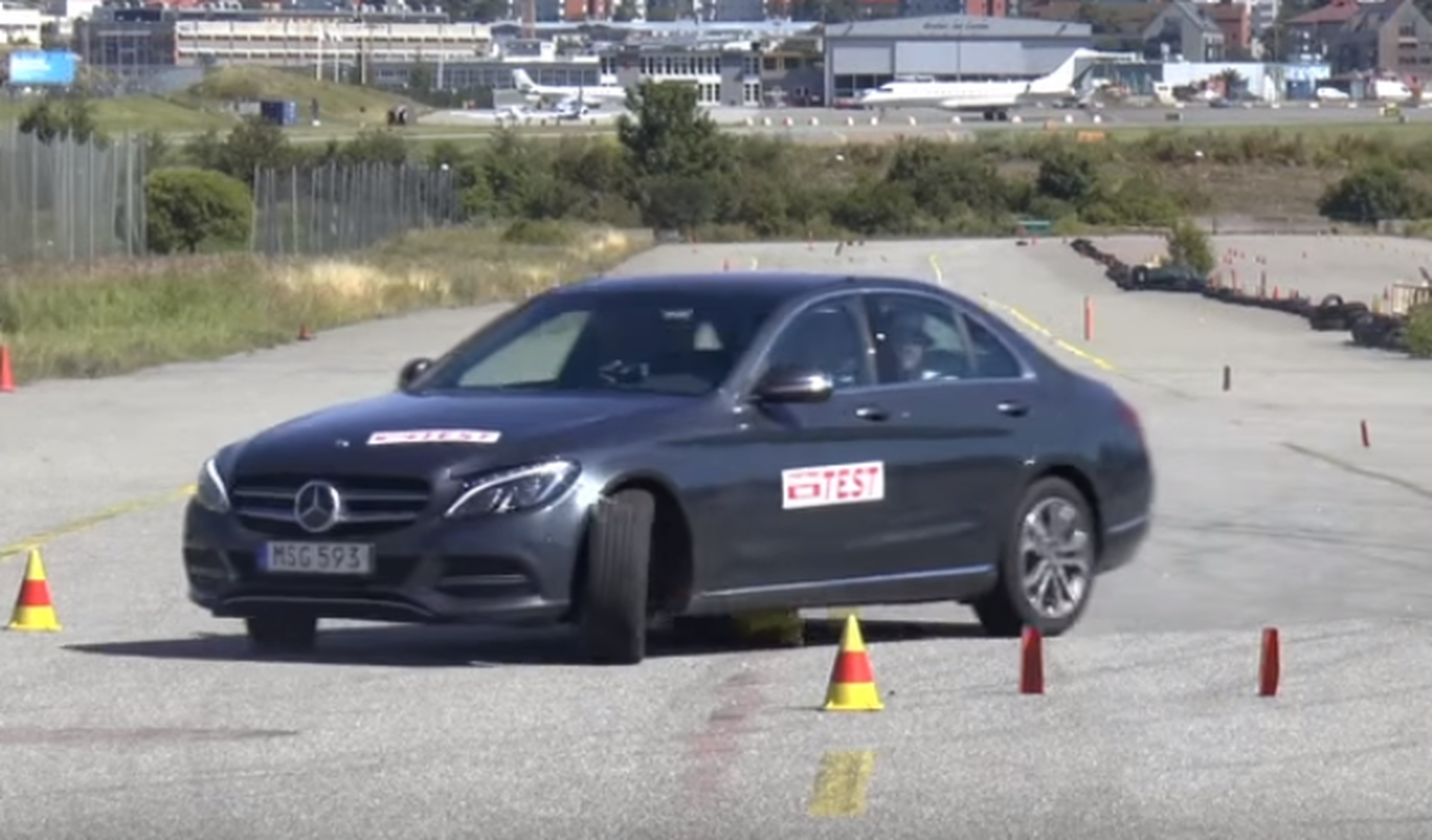El Mercedes C350e la lía en el test del alce