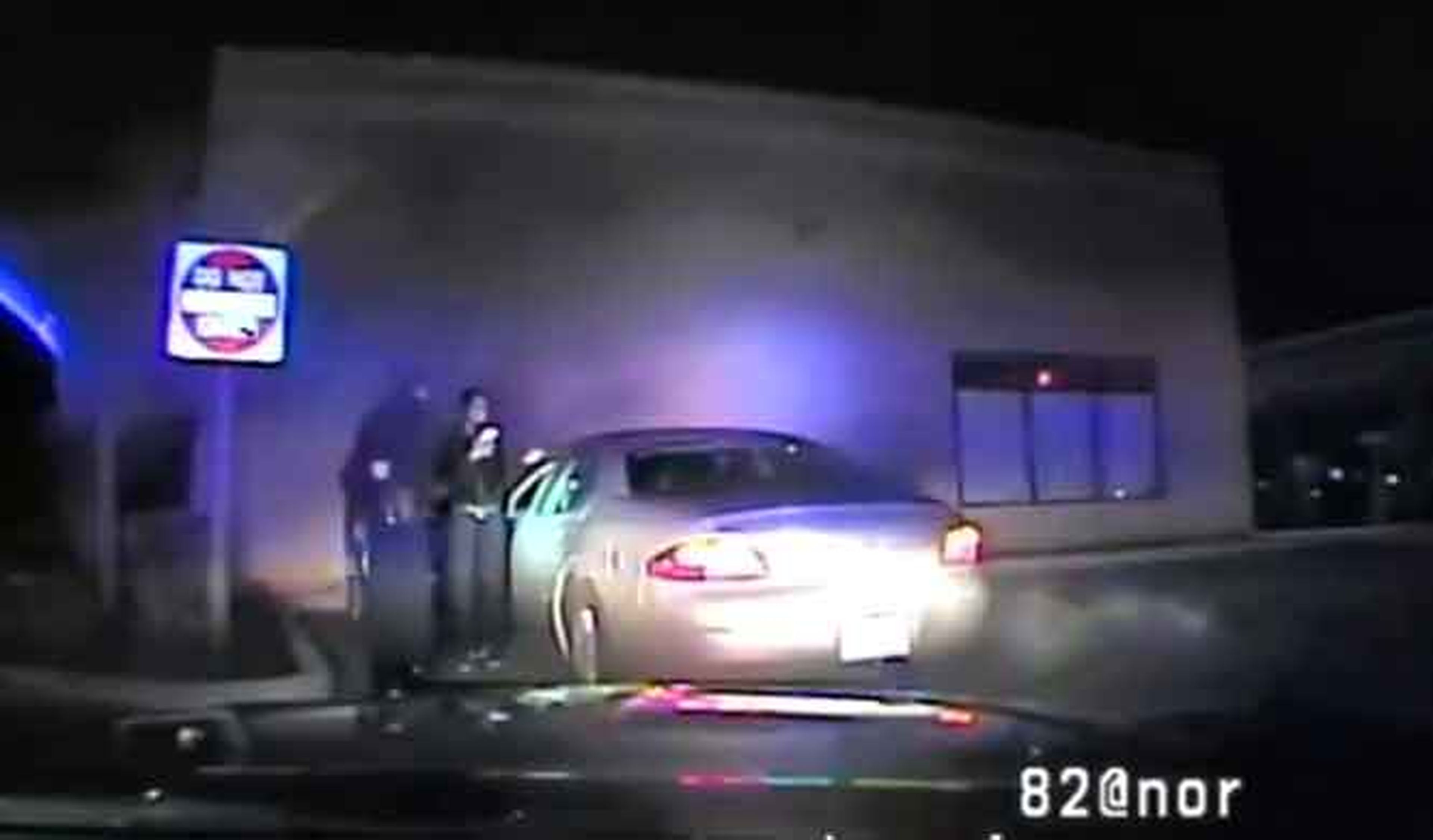 Mujer golpea a un policía con la puerta del coche y huye