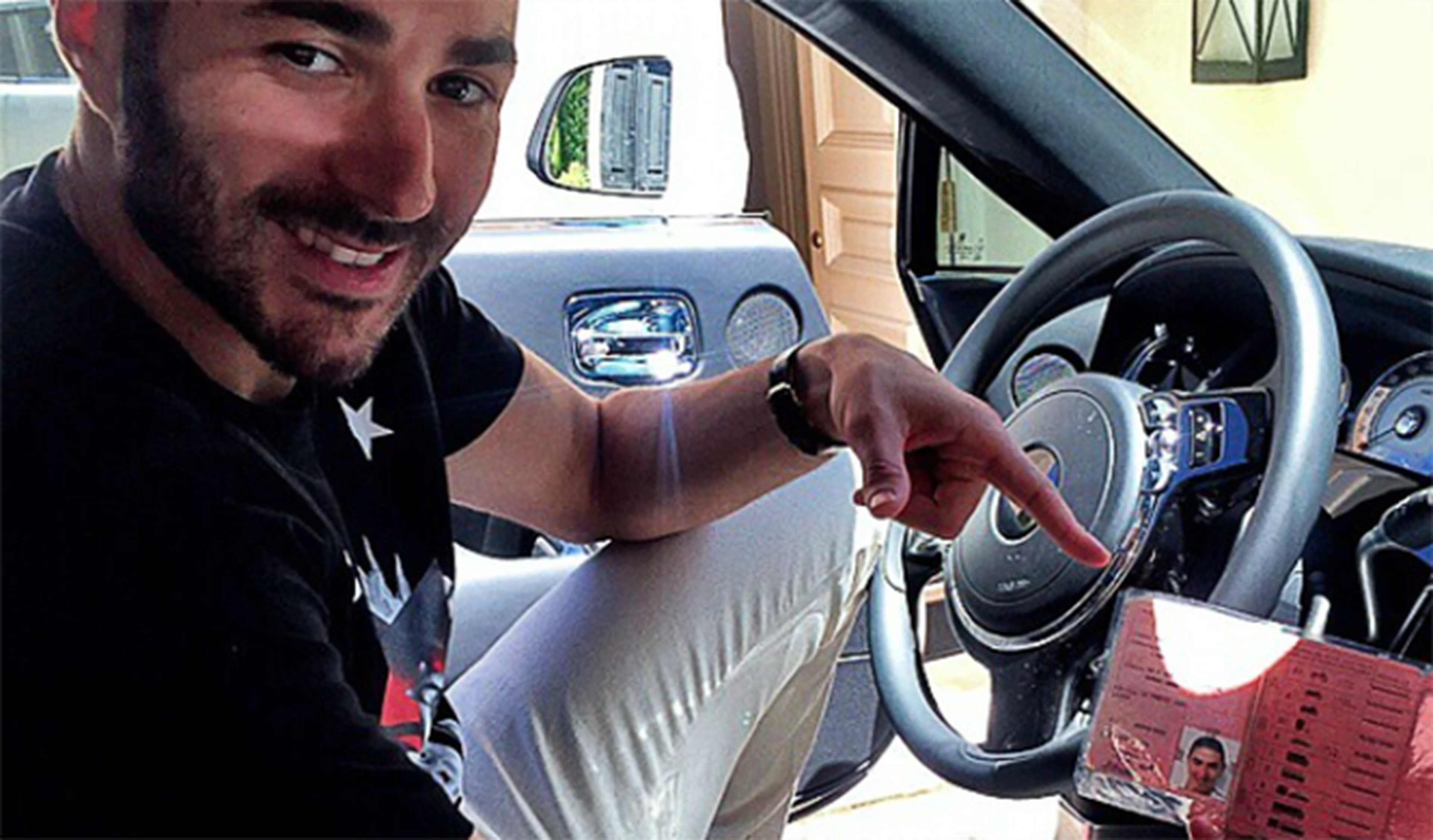 Karim Benzema sí tiene carnet de conducir