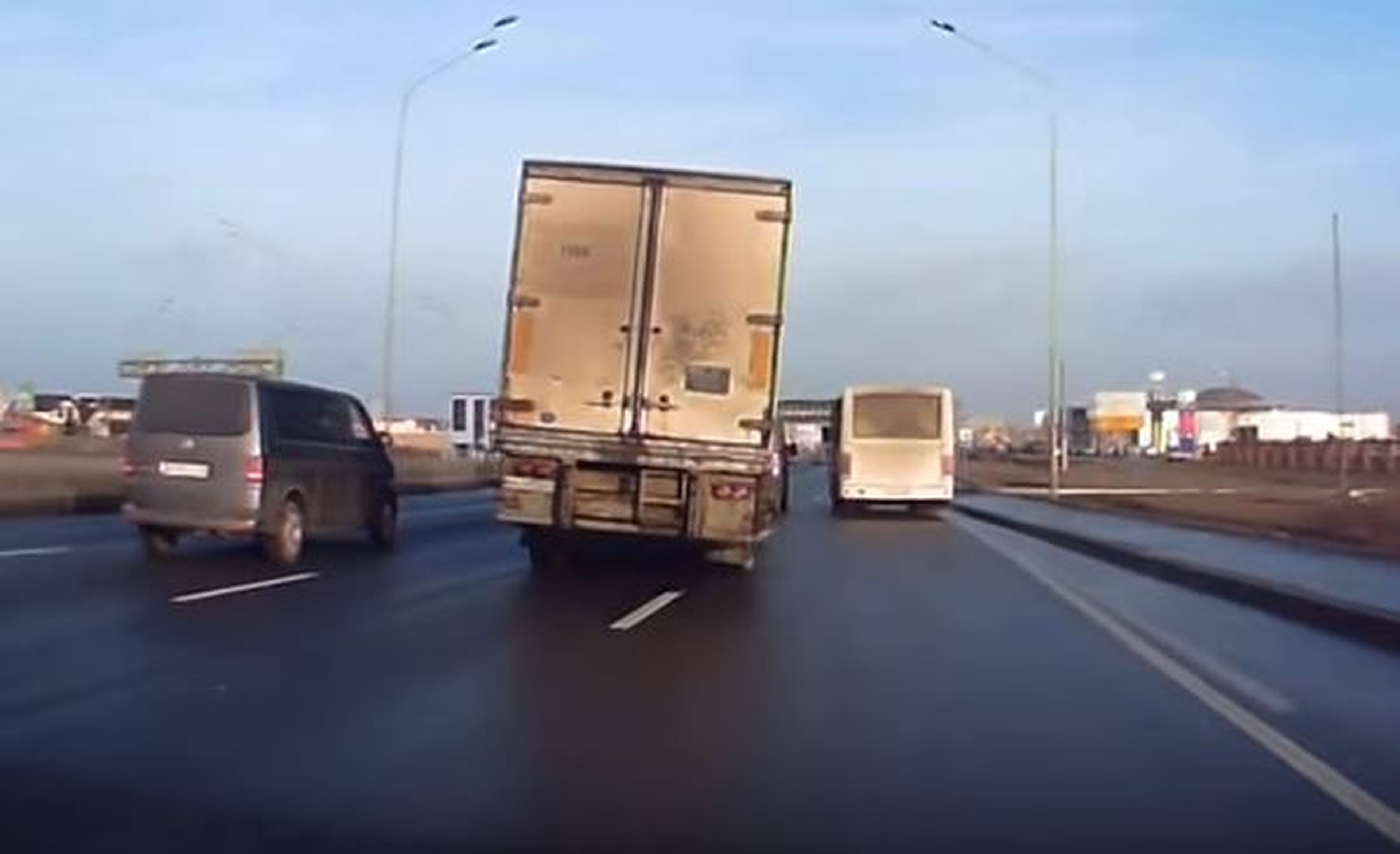 Vídeo: conductor de camión evita un accidente de milagro