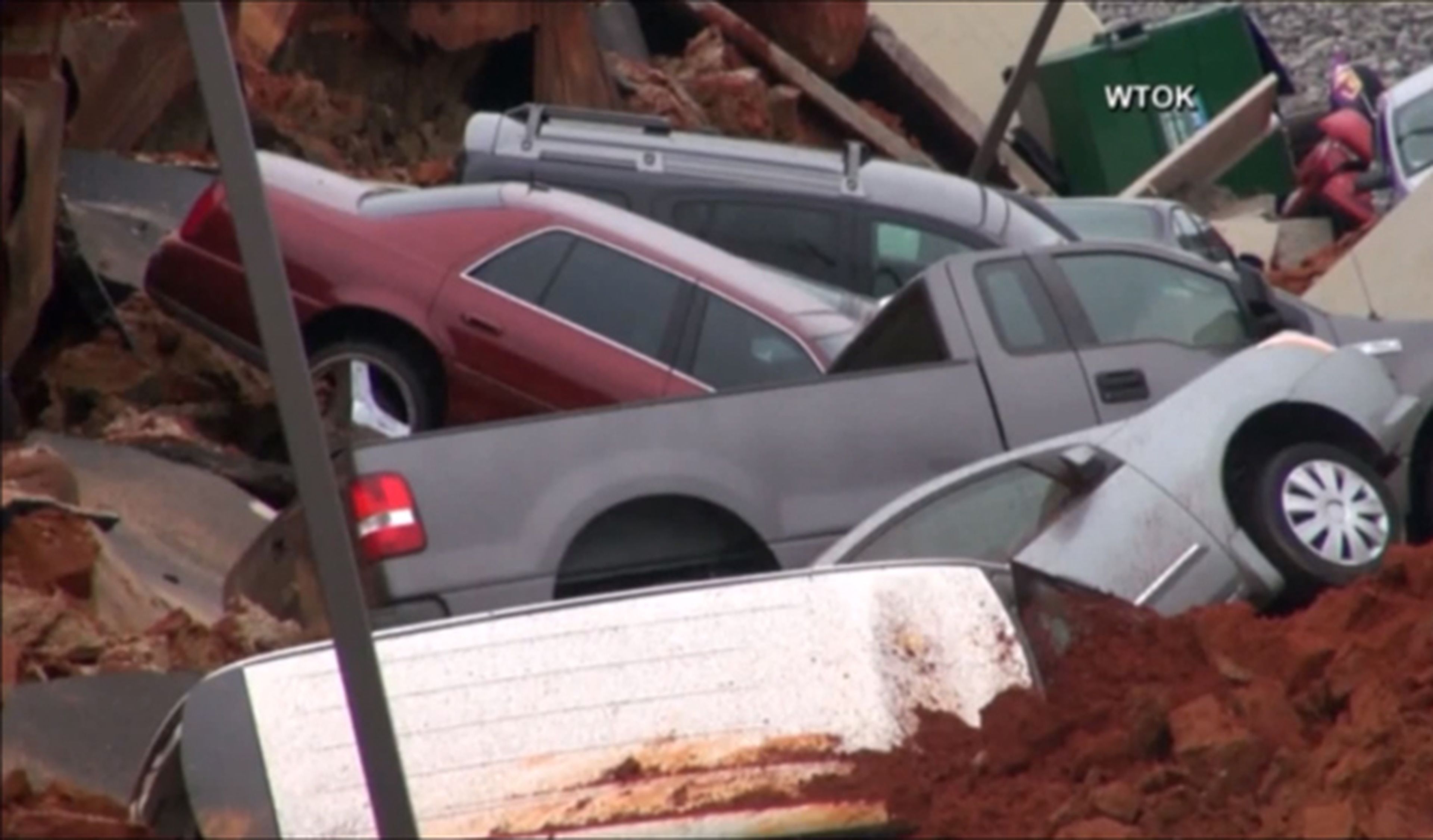 Un socavón colosal se traga 15 coches en Mississippi