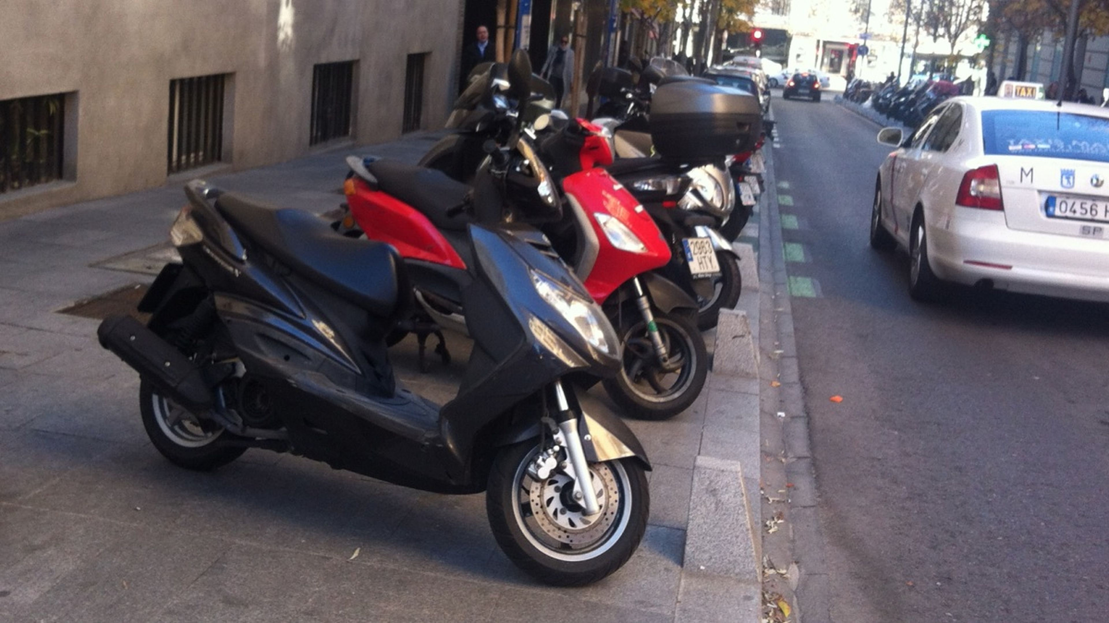Las motos pueden circular y aparcar en el centro de Madrid