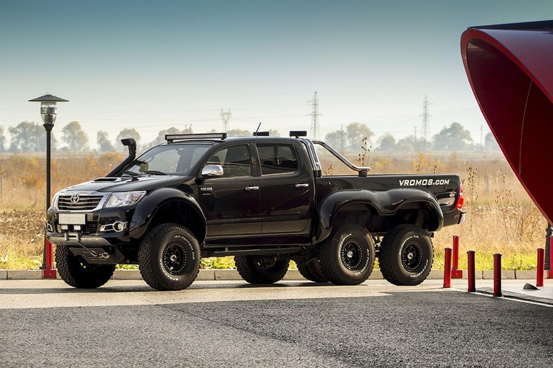 Toyota Hilux 6x6 by Overdrive
