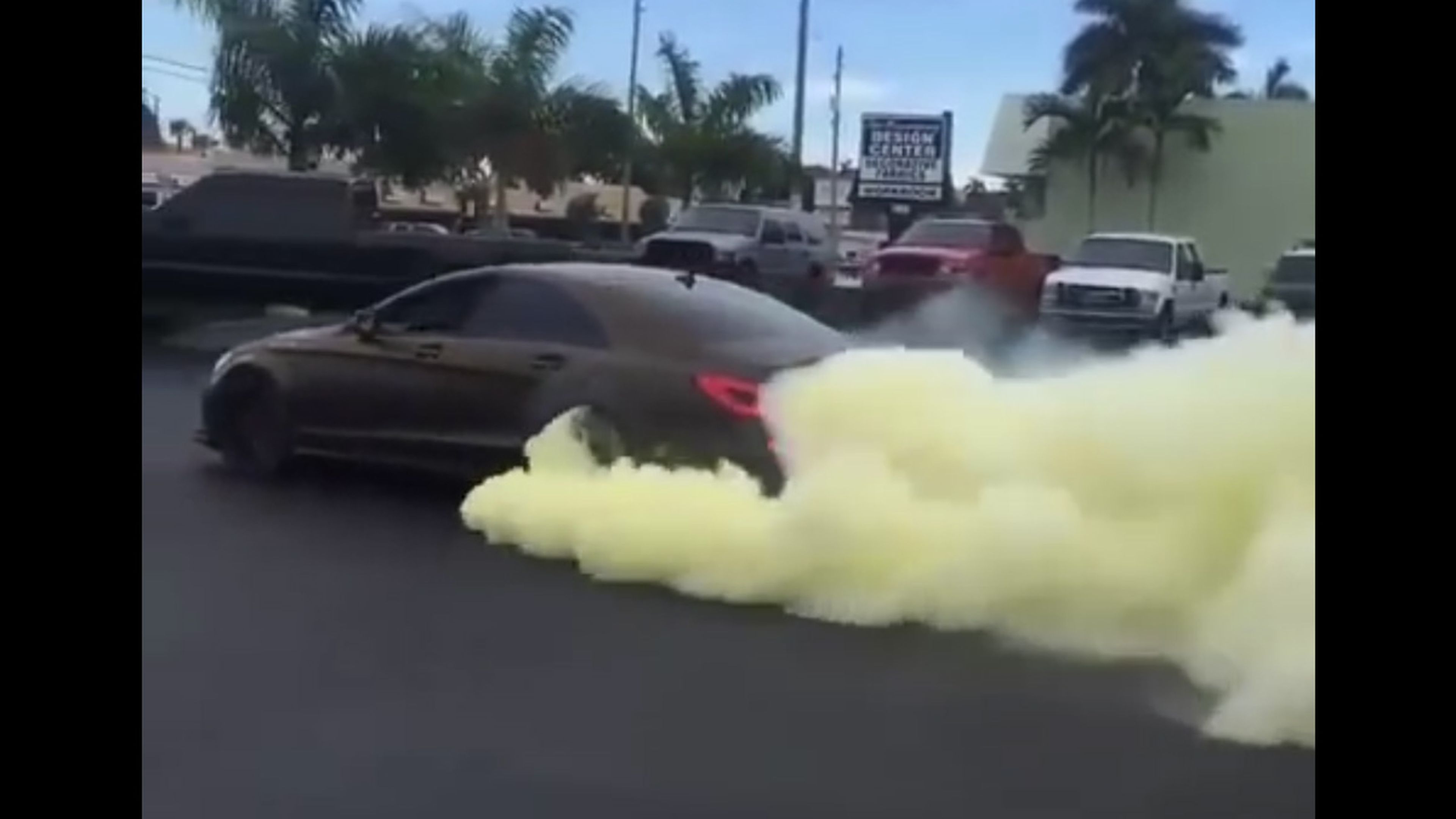 WTF: brutal burnout 'de color' con un Mercedes CLS