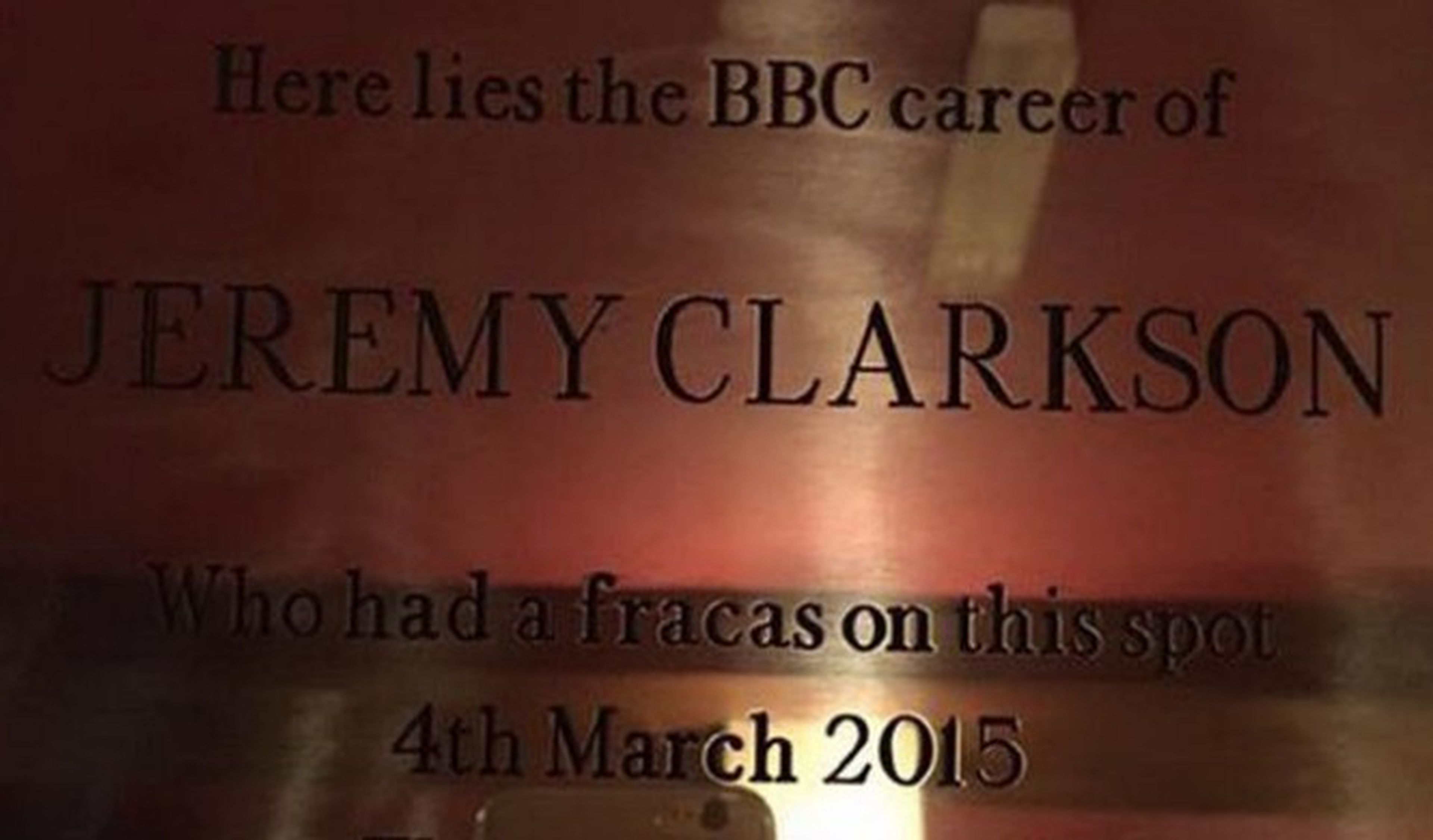 Dedican una placa a la 'reyerta' de Jeremy Clarkson
