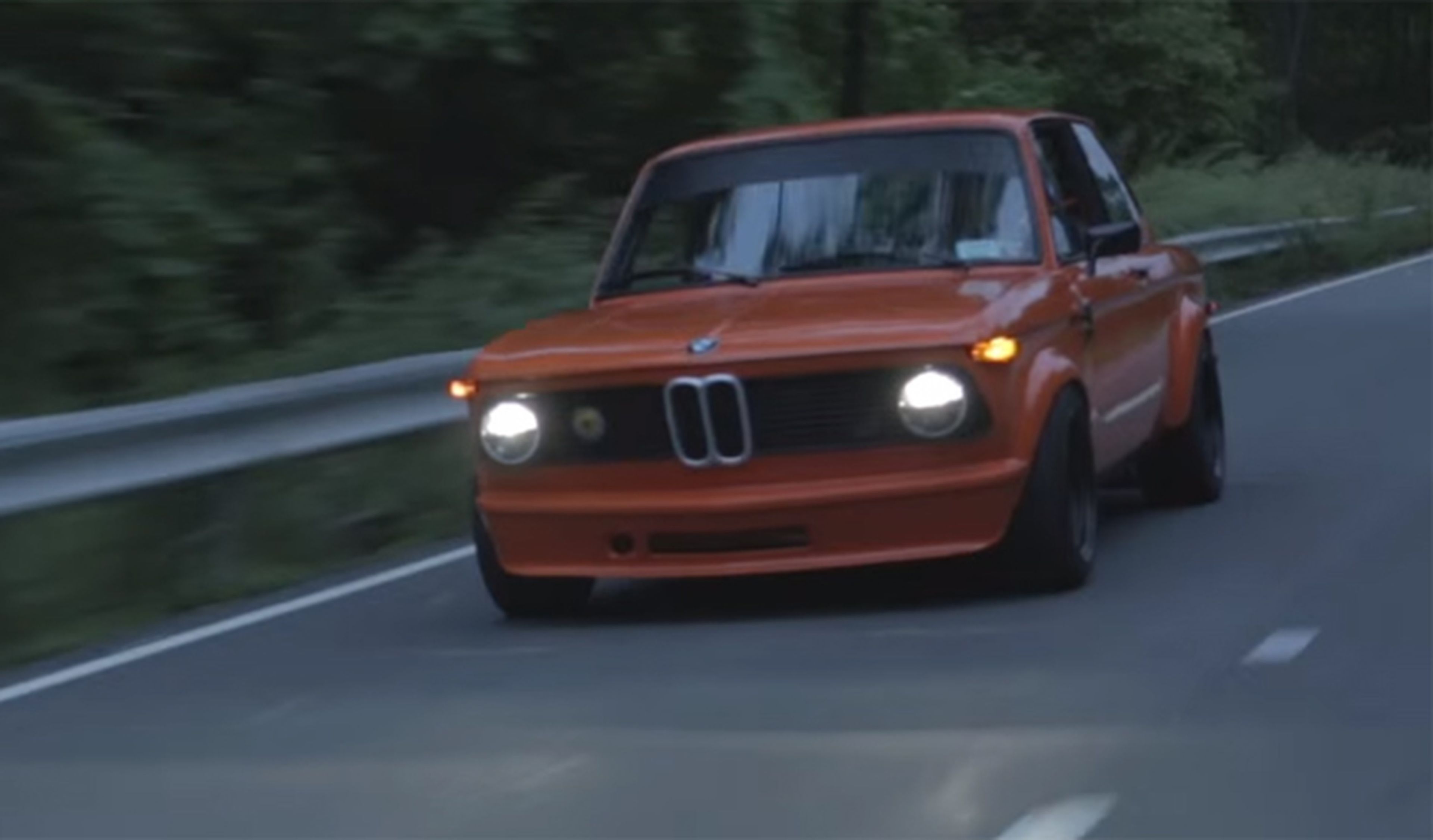 Este BMW 2002 de color naranja te enamorará