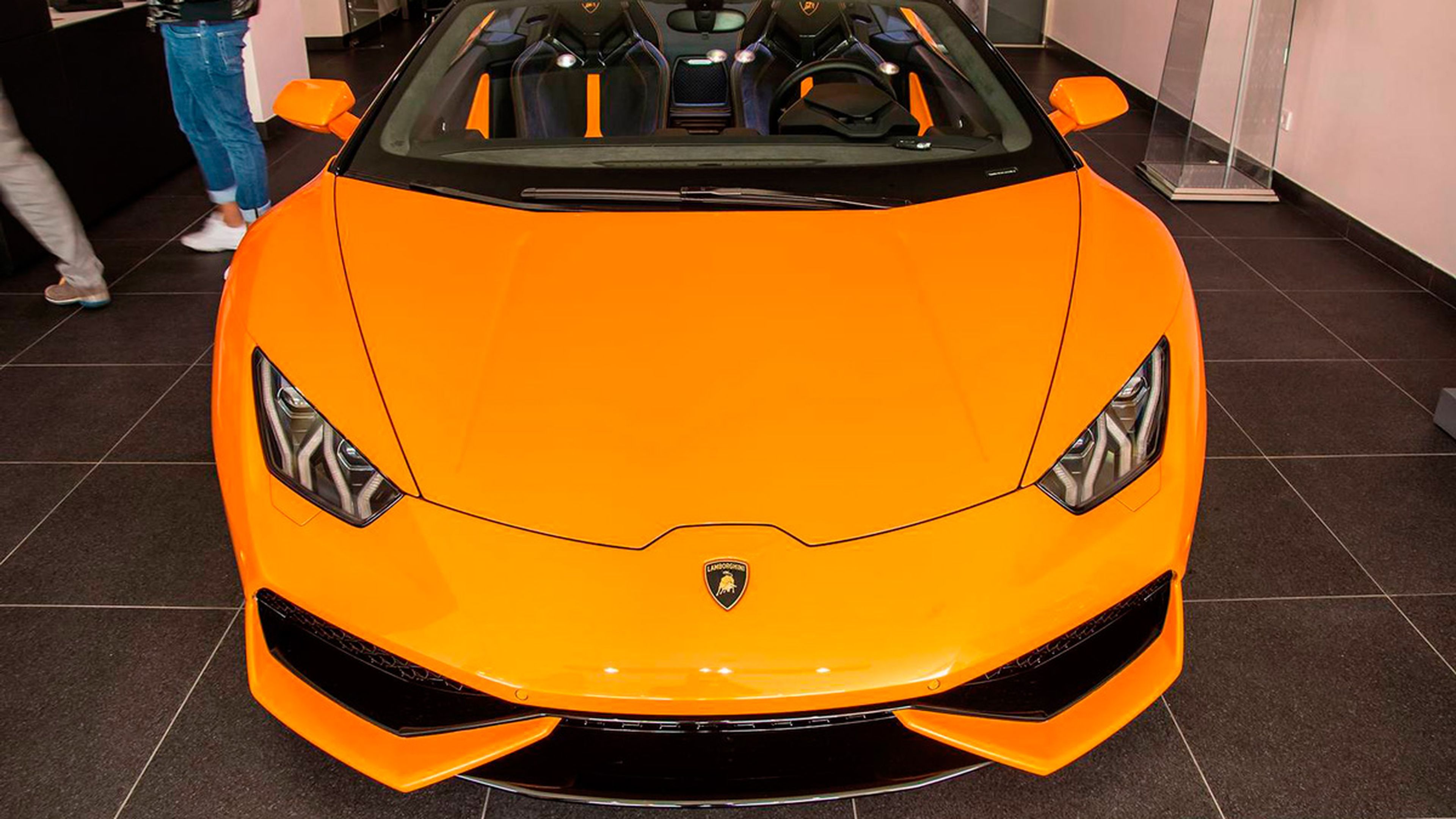 Lamborghini Huracán Spyder naranja frontal