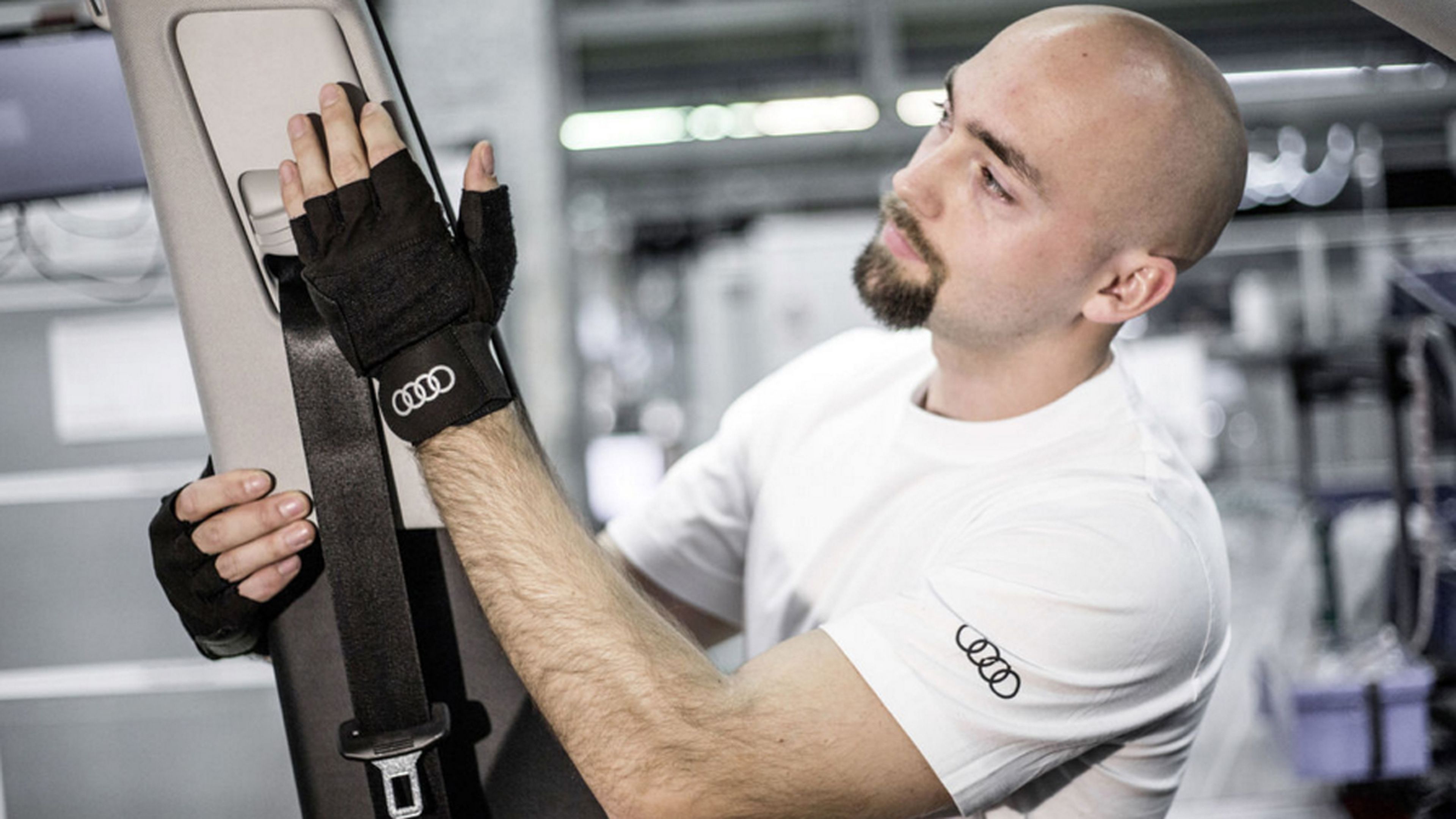 Los guantes 'mágicos' de la fábrica de Audi