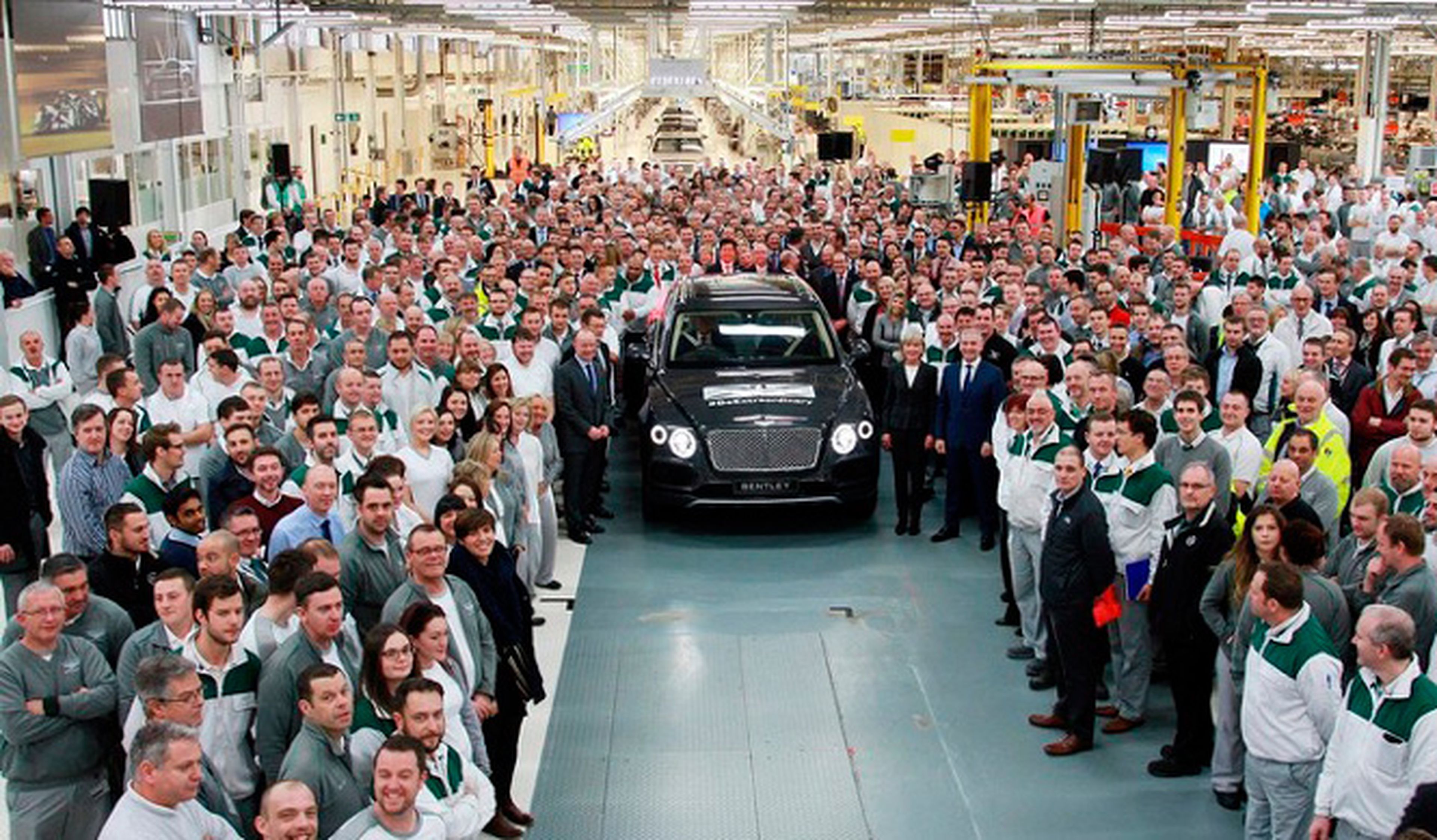 El primer Bentley Bentayga sale de la línea de producción