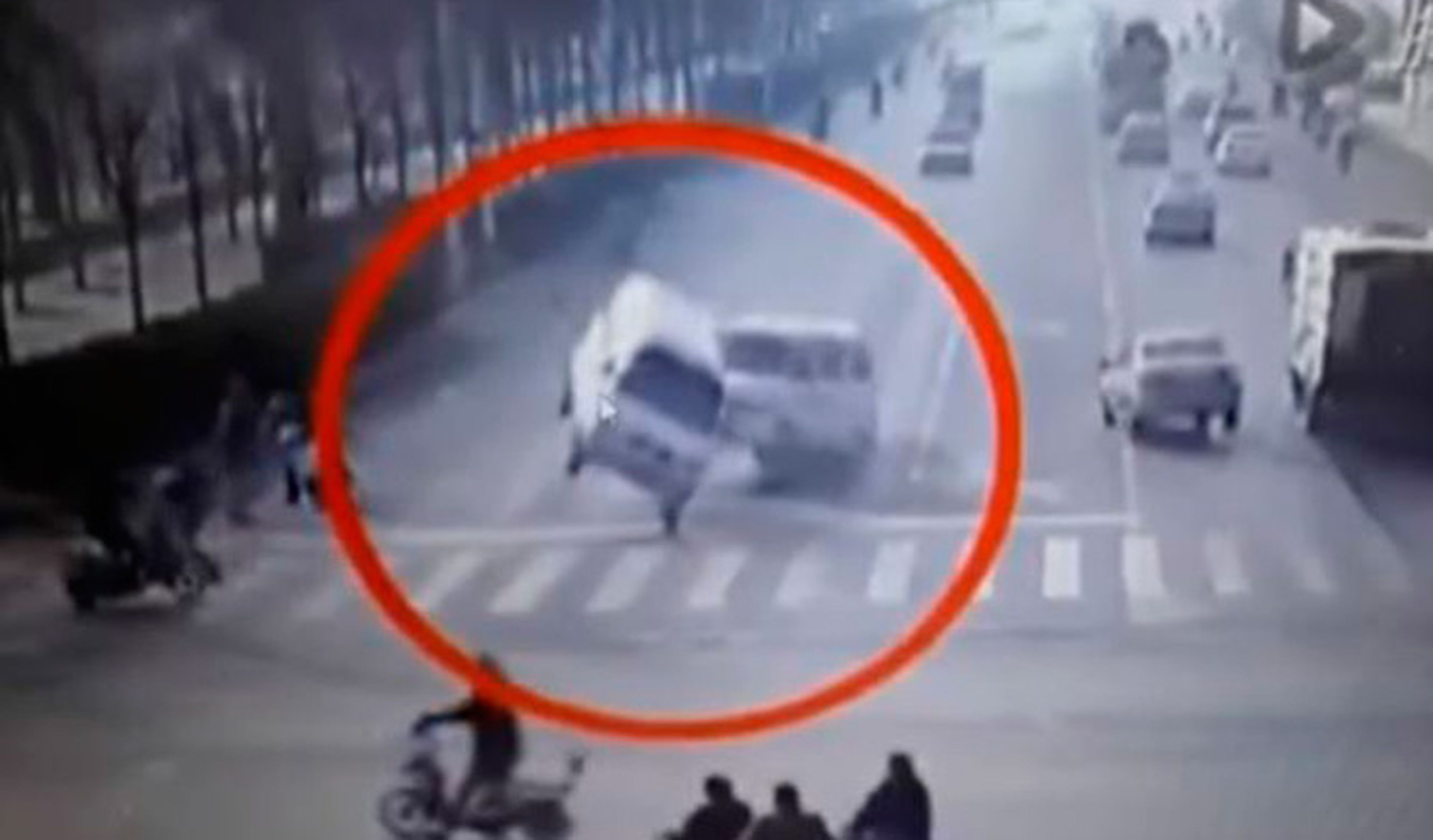 Vídeo: el misterioso accidente en el que los coches vuelan