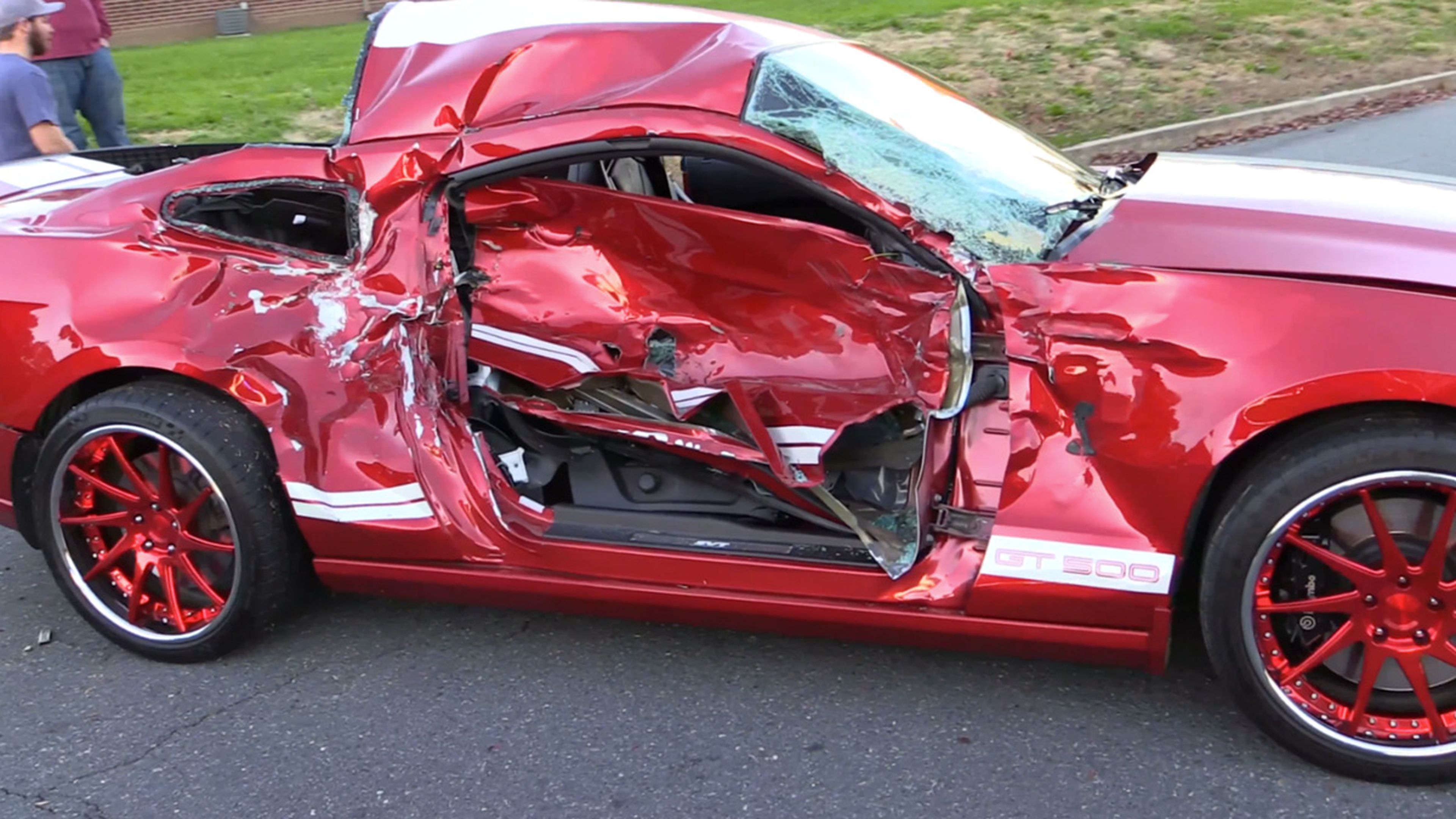 ¡Para haberse matado! Brutal accidente de un Shelby GT500
